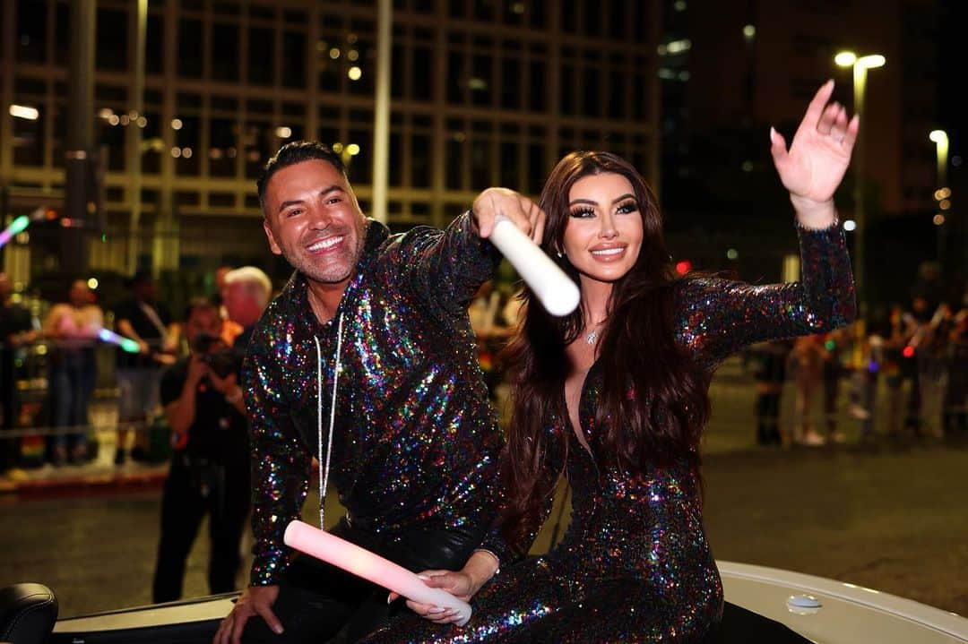 ホーリー・ソンダーズさんのインスタグラム写真 - (ホーリー・ソンダーズInstagram)「What an honor it was to serve as Grand Marshalls for the Las Vegas PRIDE parade last night! It was amazing to see all of you last night 🏳️‍🌈 Couldn’t think of a better way to be welcomed to the Vegas community than this! And thank you @michaelcostello for putting our custom PRIDE jumpsuit and hoodie together for us! 🔥」10月8日 0時22分 - holly.sonders