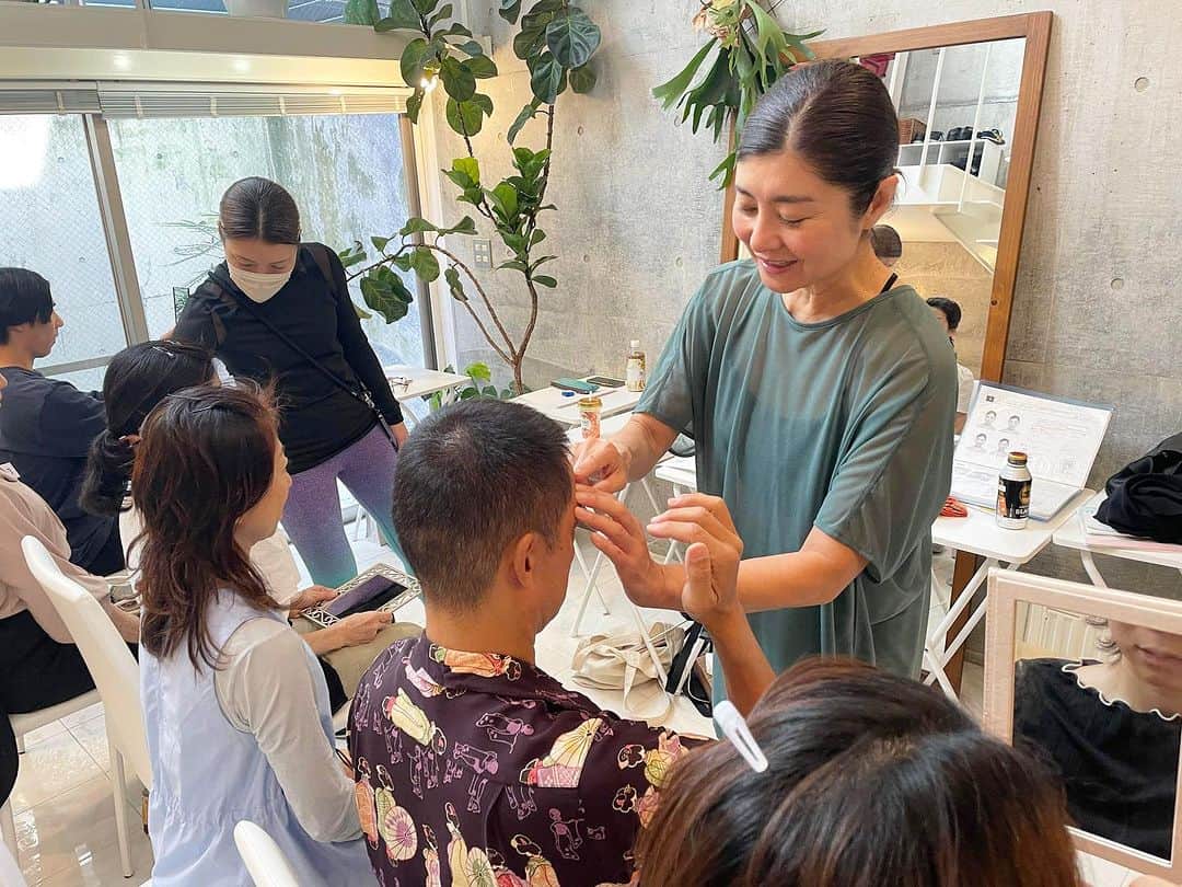 間々田佳子のインスタグラム：「養成講座２日目終了 朝の顔チェックは 私がみなさんの顔の動きをガン見するので 全員緊張している様子  かなりマニアックな細かい動きを伝えるため みなさん必死 「もう、やるしかない」と覚悟を決めている方もいる あと２日 頑張って！ 打ち込みたいものがあることは幸せなことです 自分の顔に悩める私たちは 幸せものです 無駄な思考は外しましょう コアフェイストレーニングに集中よ👌 あと２日 頑張って👍  #間々田佳子 #顔の筋トレ #コアフェイストレーニング #表情筋トレーニング」