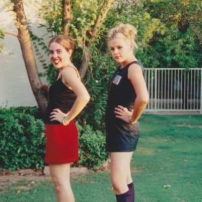 ビジー・フィリップスのインスタグラム：「OBVIOUSLY @emilybbb texted me as soon as i posted about the podcast yesterday with this picture of us circa 98 in her parents backyard before we went to see the Spice Girls SPICE WORLD TOUR❤️🌟BB let me dress her up but stopped short of letting me give her big hair like i wanted. Also, you can’t see my gigantic platform sneakers that LITERALLY MELTED in the AZ heat as i was walking across asphalt- like the platforms started to slide apart from the shoes😂😂 (i wildly had a few pairs of platforms that succumbed to AZ heat) ANYWAY SPICE UP YR SATURDAY ❤️🌟」