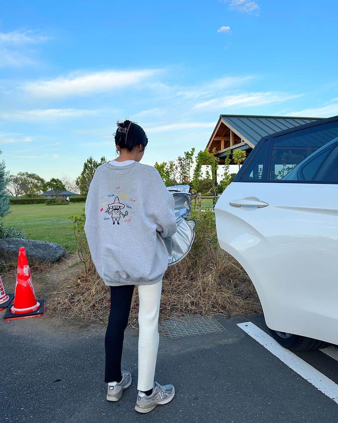 のインスタグラム：「運動会コーデ🚩(保育園ver.) 日中は暑かったけれど🌞 朝の自転車は寒くってスウェット×ニットパンツstyle  スウェット #freada パンツ #giugiu  スニーカー #newbalance990v4」