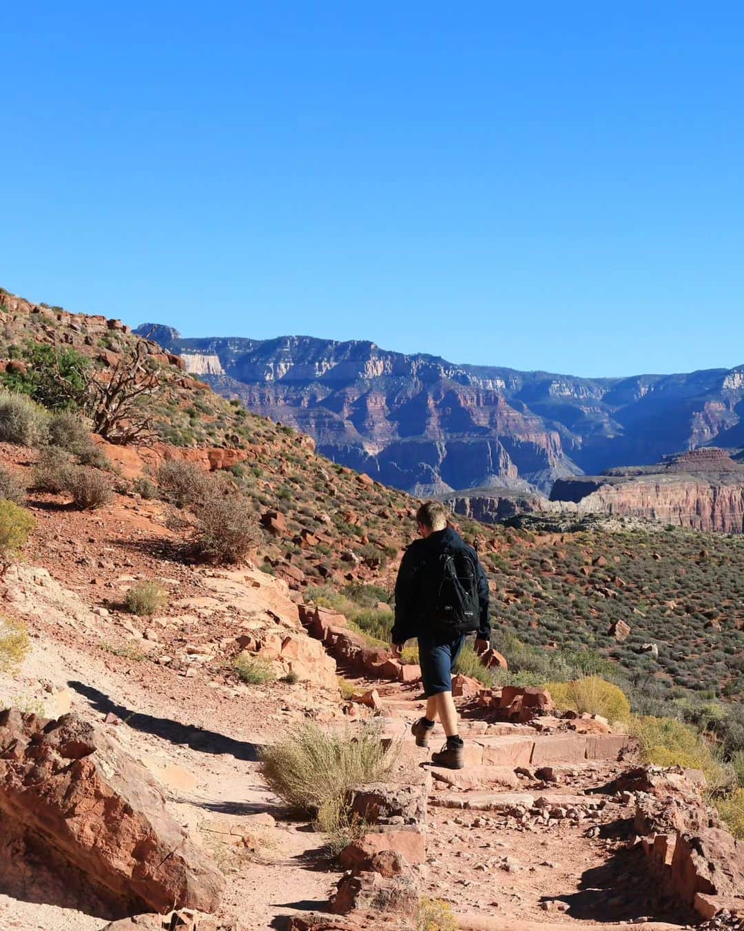 メッテ・グラスゴワールさんのインスタグラム写真 - (メッテ・グラスゴワールInstagram)「Amazing Grand Canyon (picture 8 is my favorite) 😍 sorry for alt USA spam (not sorry). Vi hikede ned til bunden og op igen samme dag. Det er langt og mange højdemeter (27km og 1500 højdemeter). Det er noget jeg IKKE vil anbefale at gøre hvis man skal til GC om sommeren, da temperaturene kan ramme over 40 grader og folk er døde på den rute af dehydrering. Men nu skrev vi d. 5 oktober og "kun" 28 grader på bunden af GC. Så det var okay. Nu går turen hjemad mod Danmark hvor grundtræningen starter op igen 💪 #usaroadtrip #grandcanyon #seeyouagaininthefuture」10月8日 0時35分 - mette_graversgaard