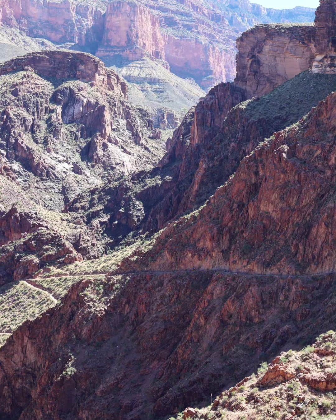 メッテ・グラスゴワールさんのインスタグラム写真 - (メッテ・グラスゴワールInstagram)「Amazing Grand Canyon (picture 8 is my favorite) 😍 sorry for alt USA spam (not sorry). Vi hikede ned til bunden og op igen samme dag. Det er langt og mange højdemeter (27km og 1500 højdemeter). Det er noget jeg IKKE vil anbefale at gøre hvis man skal til GC om sommeren, da temperaturene kan ramme over 40 grader og folk er døde på den rute af dehydrering. Men nu skrev vi d. 5 oktober og "kun" 28 grader på bunden af GC. Så det var okay. Nu går turen hjemad mod Danmark hvor grundtræningen starter op igen 💪 #usaroadtrip #grandcanyon #seeyouagaininthefuture」10月8日 0時35分 - mette_graversgaard