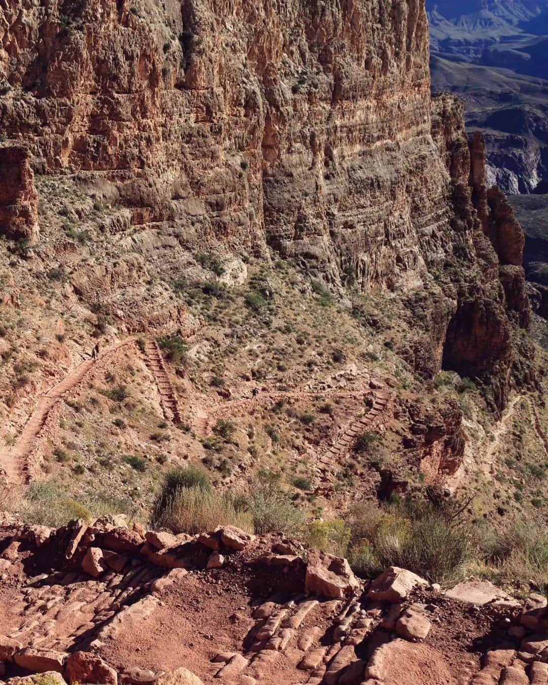 メッテ・グラスゴワールさんのインスタグラム写真 - (メッテ・グラスゴワールInstagram)「Amazing Grand Canyon (picture 8 is my favorite) 😍 sorry for alt USA spam (not sorry). Vi hikede ned til bunden og op igen samme dag. Det er langt og mange højdemeter (27km og 1500 højdemeter). Det er noget jeg IKKE vil anbefale at gøre hvis man skal til GC om sommeren, da temperaturene kan ramme over 40 grader og folk er døde på den rute af dehydrering. Men nu skrev vi d. 5 oktober og "kun" 28 grader på bunden af GC. Så det var okay. Nu går turen hjemad mod Danmark hvor grundtræningen starter op igen 💪 #usaroadtrip #grandcanyon #seeyouagaininthefuture」10月8日 0時35分 - mette_graversgaard