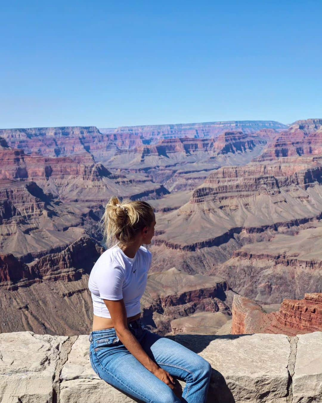 メッテ・グラスゴワールのインスタグラム：「Amazing Grand Canyon (picture 8 is my favorite) 😍 sorry for alt USA spam (not sorry). Vi hikede ned til bunden og op igen samme dag. Det er langt og mange højdemeter (27km og 1500 højdemeter). Det er noget jeg IKKE vil anbefale at gøre hvis man skal til GC om sommeren, da temperaturene kan ramme over 40 grader og folk er døde på den rute af dehydrering. Men nu skrev vi d. 5 oktober og "kun" 28 grader på bunden af GC. Så det var okay. Nu går turen hjemad mod Danmark hvor grundtræningen starter op igen 💪 #usaroadtrip #grandcanyon #seeyouagaininthefuture」