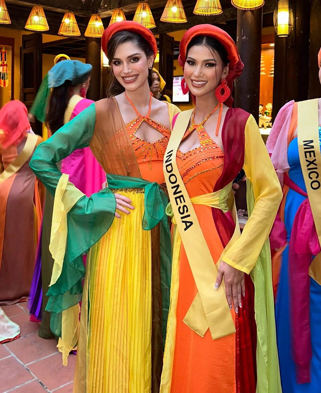 Ivan Gunawanのインスタグラム：「Wearing Ao Yem from @linh.thach.3689 with the most humble queen @isanmenin 🥰  I really love this colorful Vietnamese traditional dress  @missgrandinternational @nawat.tv @teresa.mgi  @ivan_gunawan  @yayasanduniamegabintang  @meidypesik @dardo_djf  #MissGrandInternational2023 #MGI2023 #AliveVietnam #MissGrandIndonesia2023」