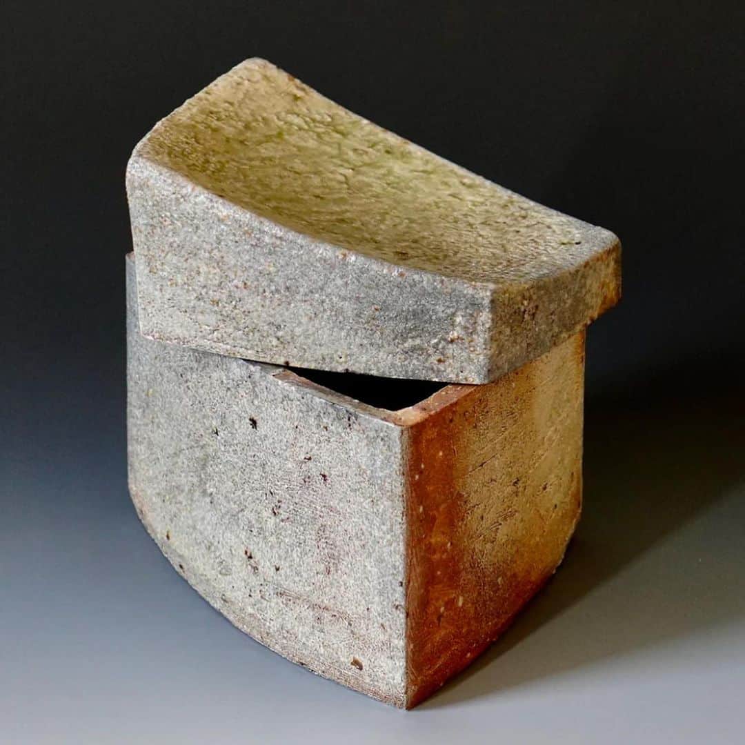 佐竹晃さんのインスタグラム写真 - (佐竹晃Instagram)「Wood fired boxes.  at www.akirasatake.com or link in my bio #akirasatakeceramics #clay  #box #箱 #gallerymugen  #陶芸 #陶芸家  #佐竹晃 #ceramics #pottery #japanese #japanesepottery #tougei」10月8日 0時43分 - akirasatake