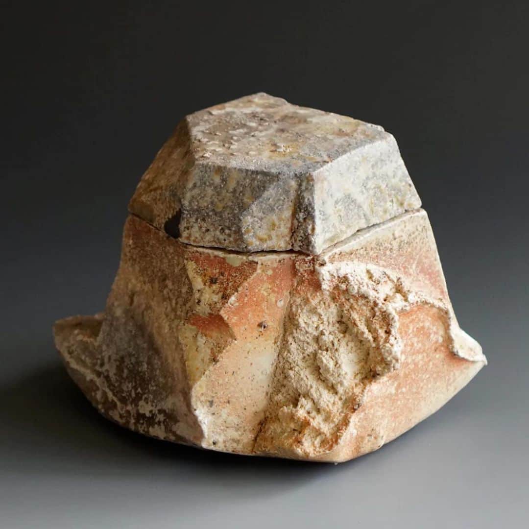 佐竹晃のインスタグラム：「Wood fired boxes.  at www.akirasatake.com or link in my bio #akirasatakeceramics #clay  #box #箱 #gallerymugen  #陶芸 #陶芸家  #佐竹晃 #ceramics #pottery #japanese #japanesepottery #tougei」