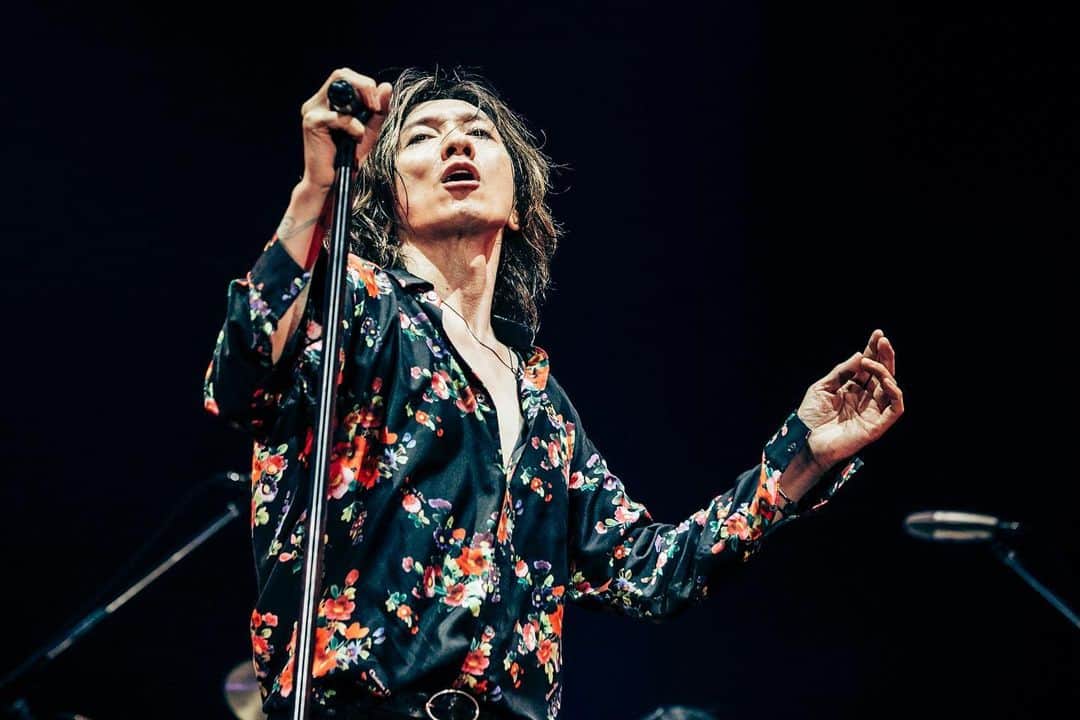 THE YELLOW MONKEYさんのインスタグラム写真 - (THE YELLOW MONKEYInstagram)「HAPPY BIRTHDAY LOVIN🎂 本日10月8日はTHE YELLOW MONKEYのボーカル、吉井和哉"LOVIN"の誕生日です🎂 ということで本日は近年のライブから秘蔵ライブ写真を公開📸✨ ・ 公式サイトではBELIEVER.の皆様からのバースデーメッセージを本日23:59まで受付中。送ってくださった方には後日、本人からのお返事をお届けします🔥 たくさんの熱いメッセージをお待ちしています！ ・ Photo by 横山マサト( @yokoyamarock ) ・ #THEYELLOWMONKEY #イエローモンキー #吉井和哉 #LOVIN」10月8日 12時00分 - theyellowmonkey.jp