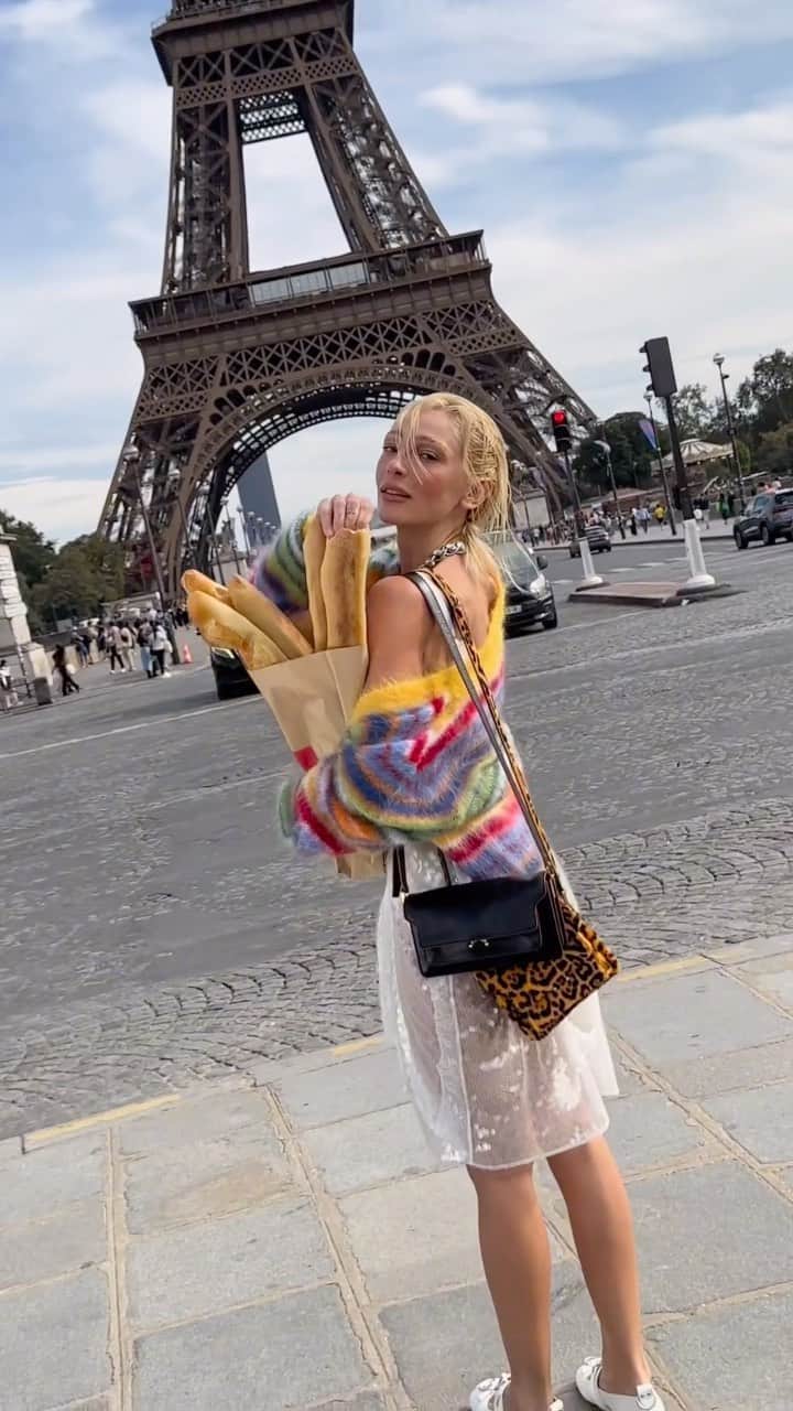 RU.TVのインスタグラム：「Mood: Настя Ивлеева 🗼  Где бы ты хотела оказаться прямо сейчас?   #rutv #рутв #настяивлеева」