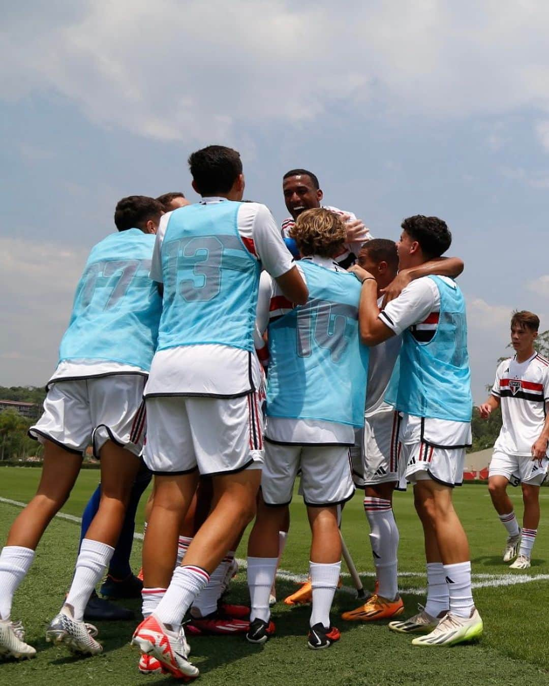 São Paulo FCさんのインスタグラム写真 - (São Paulo FCInstagram)「Com dois gols de Ryan Francisco, o São Paulo venceu a Ferroviária por 2️⃣ a 0️⃣, em Cotia, e avançou às semifinais do Paulista Sub-17!  📸 Miguel Schincariol / São Paulo FC  #MadeInCotia #VamosSãoPaulo 🇾🇪」10月8日 0時47分 - saopaulofc