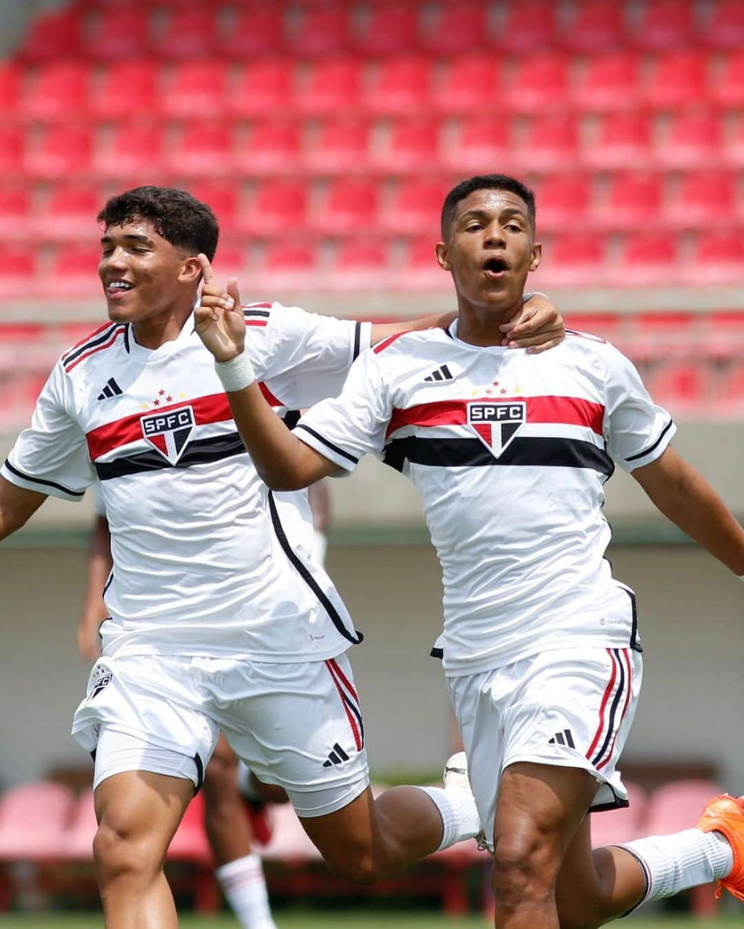 São Paulo FCさんのインスタグラム写真 - (São Paulo FCInstagram)「Com dois gols de Ryan Francisco, o São Paulo venceu a Ferroviária por 2️⃣ a 0️⃣, em Cotia, e avançou às semifinais do Paulista Sub-17!  📸 Miguel Schincariol / São Paulo FC  #MadeInCotia #VamosSãoPaulo 🇾🇪」10月8日 0時47分 - saopaulofc