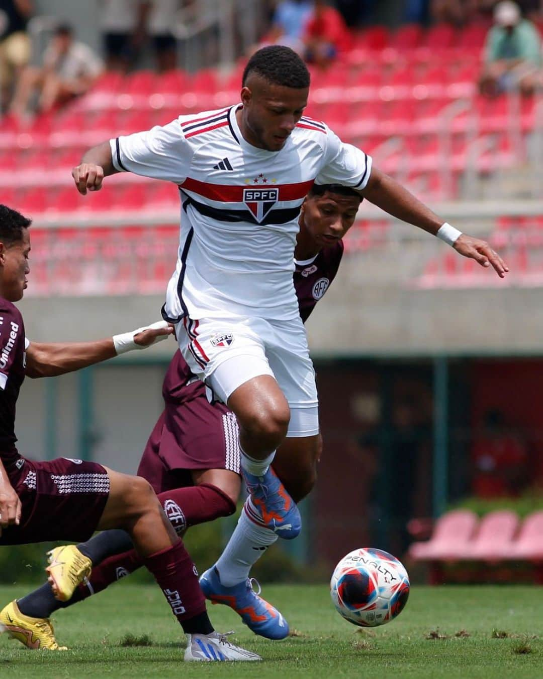 São Paulo FCさんのインスタグラム写真 - (São Paulo FCInstagram)「Com dois gols de Ryan Francisco, o São Paulo venceu a Ferroviária por 2️⃣ a 0️⃣, em Cotia, e avançou às semifinais do Paulista Sub-17!  📸 Miguel Schincariol / São Paulo FC  #MadeInCotia #VamosSãoPaulo 🇾🇪」10月8日 0時47分 - saopaulofc