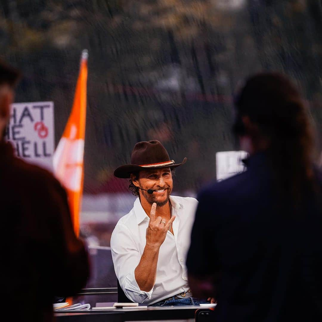 マシュー・マコノヒーのインスタグラム：「Horns on a mission 🤘  #HookEm」