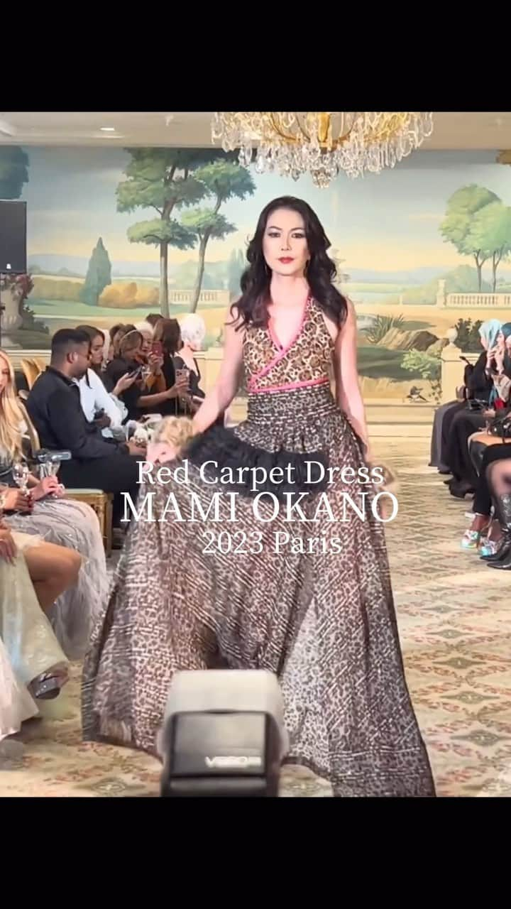 浅井香葉子のインスタグラム：「パリ🇫🇷ル・ブリストルで開催された Tiffany's fashion week in Paris Red carpet dress MAMI OKANOのランウェイ👠 @tiffanyfashionweekparis  @mamidress2022   昨年、パリ🇫🇷でブランドデビューを飾り ２度目のパリでのショー  出演モデルのウォーキング指導に加え 今回も、モデルとして出演させて頂きました  ２度目のパリは いつものエレガントを超えた レオパードの カッコイイセクシーな雰囲気✨  そして 同じくカッコイイ系ドレスの 八鍬千夏さんとの絡みポージング @chinatsu_yakuwa   そして 曲が変わるまでの演出などなど  パワーアップしたランウェイでした👠  ファッションの魅せ方は コンテストとは異なります  自己主張しすぎず デザイナーの求める 世界観を纏う  そしてトップで待ち構える 数十人のカメラマンに ドレスを美しく撮影して頂く役目  何度歩いても課題は多い だからこそランウェイは楽しいのだ  ⁡ ⁡ 〜歩くとは自分を動かす力〜  WALKNISTA®︎ ⁡ ˗˗˗˗˗˗˗˗˗˗˗˗˗˗˗˗˗˗˗˗˗˗˗˗˗˗˗˗˗˗˗˗˗˗˗˗˗˗˗˗˗˗˗˗˗˗˗˗˗ ★Life Shift Walking 8期生→🈵 ★講師養成5期生→2024年 次回は公式LINEから募集します ˗˗˗˗˗˗˗˗˗˗˗˗˗˗˗˗˗˗˗˗˗˗˗˗˗˗˗˗˗˗˗˗˗˗˗˗˗˗˗˗˗˗˗˗˗˗˗˗˗ ⁡ 「在り方・歩き方・魅せ方」で あなたの存在そのものを輝きに導く MUSEL Walking & Life Academy ⁡ 👠レッスン申込みは @asaikayoko プロフィールURLから ⁡ 👠LINE公式でレッスン案内しています。お友達登録してね ⁡ 〜歩く力で世界を変える〜 「WALK on EARTH」プロジェクト @walk.on.earth.project  ⁡ 地球の自然と生きものが調和した世界で 誰もが年齢・性別・環境に捉われず 自分らしくいのちを輝かせ大地を歩き 豊かな人生を送る世界の実現🌏 ⁡ #浅井香葉子 #ウォーキング講師 #ウォーキングレッスン #ハイヒールウォーキング #ウォーキングレッスン東京 #walknista #ウォークニスタ #muselwalk #モデルウォーキング #パリコレ #レッドカーペットドレス #ドレスウォーキング #ドレス #ファッションショー #豹柄 #豹柄コーデ #paris #fashionweek」