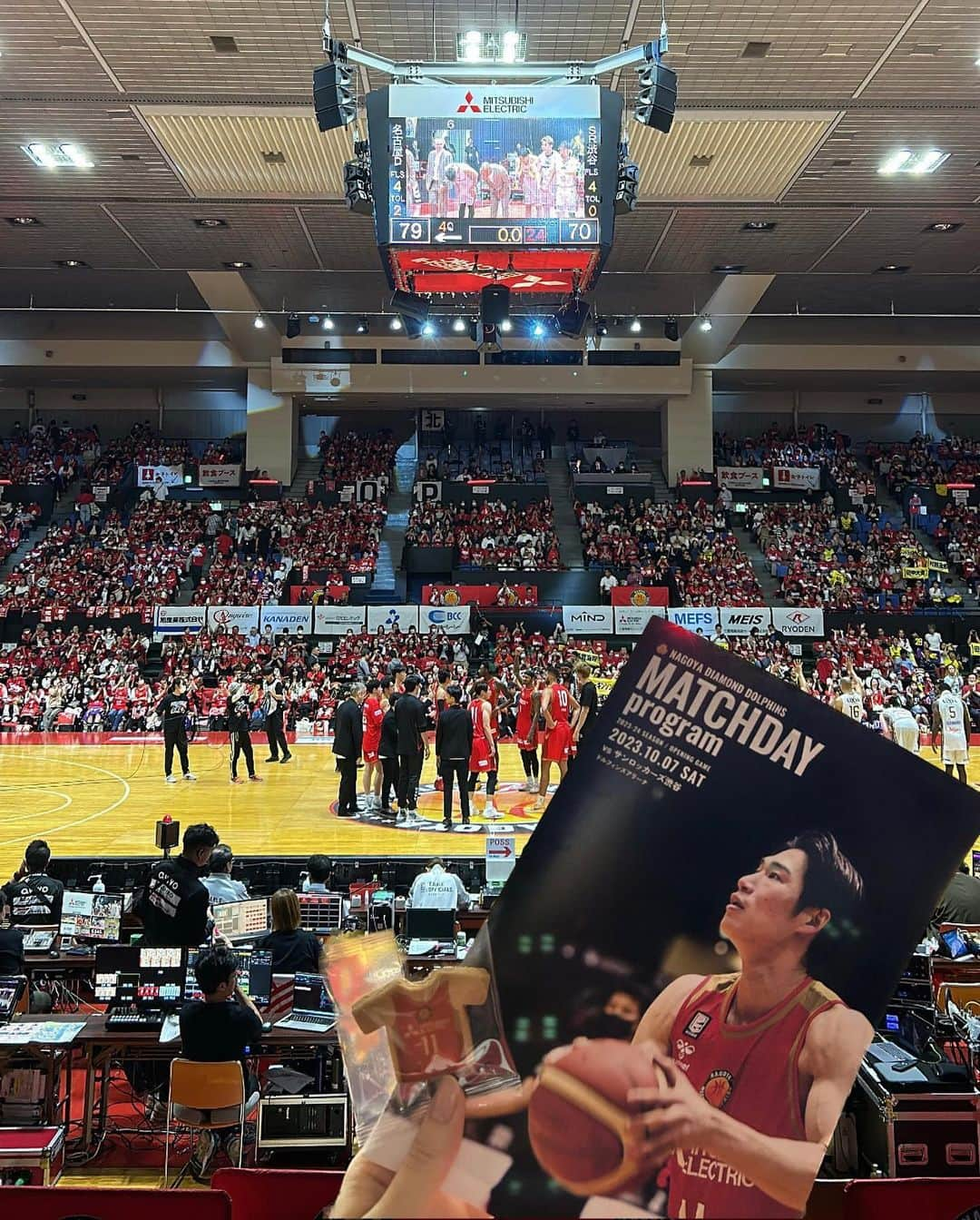 相楽伊織さんのインスタグラム写真 - (相楽伊織Instagram)「B1開幕節🏀 SR渋谷のAWAY戦！ 名古屋ダイヤモンドドルフィンズのホーム会場まで行ってきました〜🚄  今シーズンも始まりました、Bリーグ！！ やっぱり会場での観戦は迫力が違いますね>_< そしてどの会場でも感じるのですが、ブースターの応援の力が本当にすごい❤️‍🔥 今シーズンはどの地区も波乱の展開になりそうですね！！！ 日本のバスケ熱が高まっている今、皆さんの家族や友人を誘って是非とも会場に足を運んでください！！推しチームを一緒に盛り上げていきましょう〜📣  観戦レポは後日まとめます📝  (今日、昨シーズンのサンロッカーズ渋谷でHCを務めた浜中コーチが今シーズンは名古屋DDのACを務めているのですが、少しだけお話ができて嬉しかったです☺︎)  #バスケ #bleague #bリーグ観戦  #名古屋ダイヤモンドドルフィンズ  #サンロッカーズ渋谷」10月8日 1時00分 - _iorisagara264_