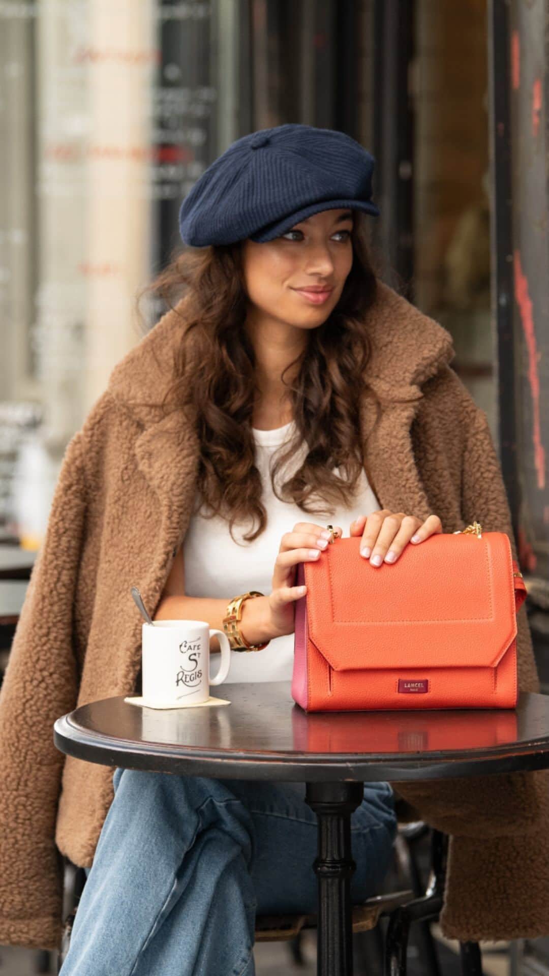 ランセルのインスタグラム：「Parisian chic meets warm autumn hues 🍂  #LancelParis #FW23 #LancelTwist」