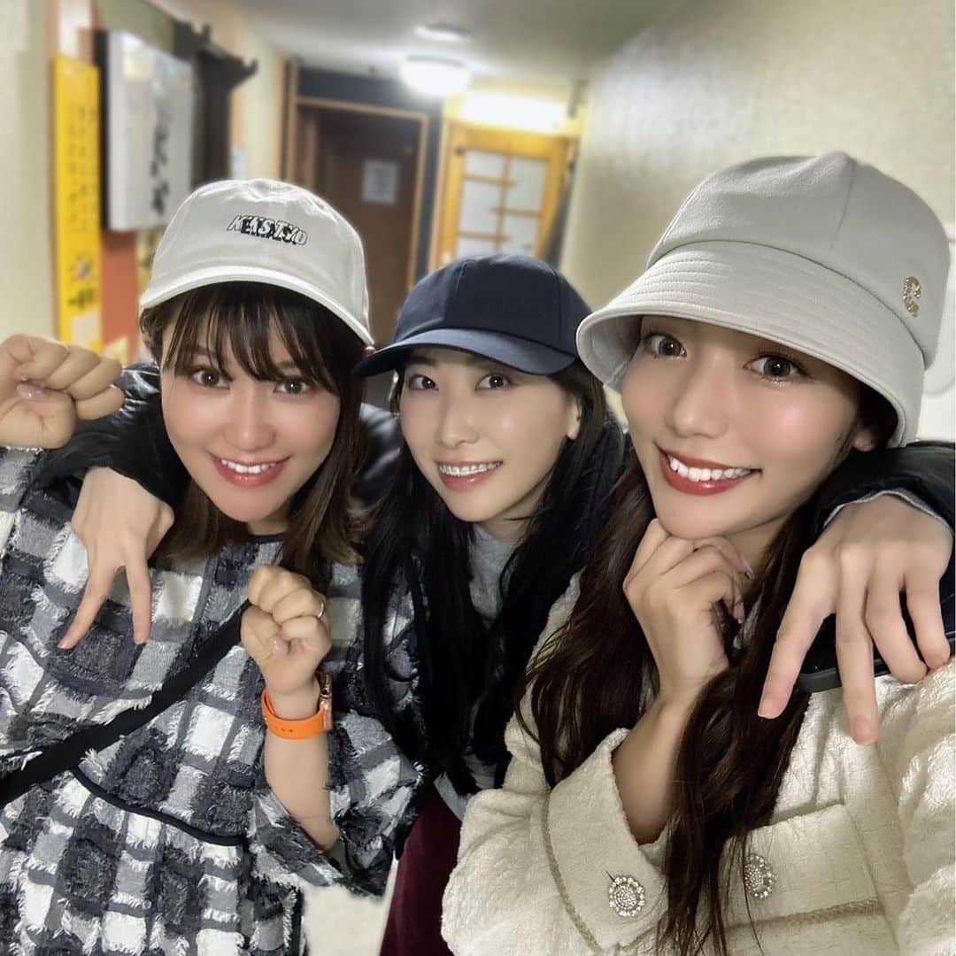 鈴木まりやのインスタグラム：「先日、夏☀️恒例のライブプロさん主催のライブプロフェスに出演するお友達たちが、北海道に来ておりました〜！  まず1枚目は 野中美郷ちゃん　@n.mi3sa3to10  仁藤萌乃ちゃん　@moeno.n_official  ずっ友だよ☺️ 大好きなお店えぞまつ　@ezomatsu.since2011 行った♡ 知り合ってから15年くらい経つのに、こうして会えてるの嬉しいし私にとってこの2人は、当時のグループの中でも特別仲良しだと思ってるメンバーなので、ステージ立ってる姿感動しちゃったな☺️  昔を思い出した☺️ AKBの頃のライブDVDとか見返したことあんまりないけど、死ぬ前に1度は全部見返したいな…  そして2枚目は… 去年1年限定アイドルグループSAISONとして9人組で活動していた中の4名の戦友✨ 岡田彩花ちゃん　@ayaka_o.1106 小島瑠那ちゃん　@runakojima  林あやの　@ayan0hayashi  米山穂香にゃん　@oh_km_3   新生SAISONとして今でも活動しています☺️ 場所は観光客の人が喜ぶものは大体ある、でも予約も取れる、コロポックルというご飯屋さん紹介しました〜！ 今年の1月末ぶりくらいかな？だから、きゃー！まりやんぬー！みたいなのあるかと思ったら いい感じのまるで毎日会ってるかのようなローテンションで(2ステで疲れてたのかも笑)こっちばっかり喋っちゃったよ！ それがまた懐かしくて居心地よかった！ また来年もご飯行ってくれるかな〜☺️  チャージ⚡️されまくった☺️  本当にありがと♡  #北海道　#ライブプロフェス　#えぞまつ　#コロポックル　#alma #saison #元AKB48」