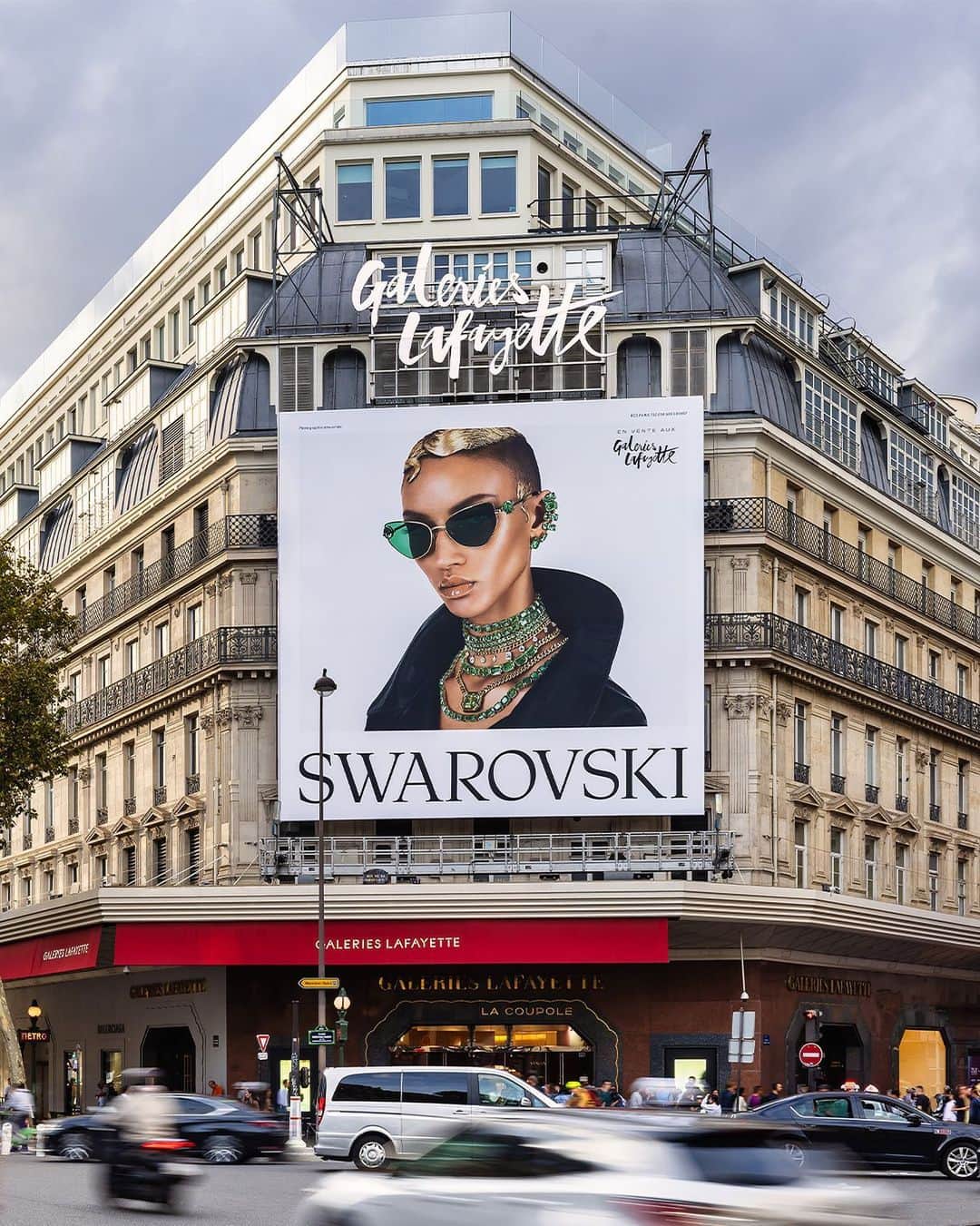 SWAROVSKIさんのインスタグラム写真 - (SWAROVSKIInstagram)「Four stories of style - model @GeorgiaPalmer, for Swarovski, takes over Paris with this elegant eyewear look.  #Swarovski #CrystalMetamorphosis」10月8日 1時04分 - swarovski
