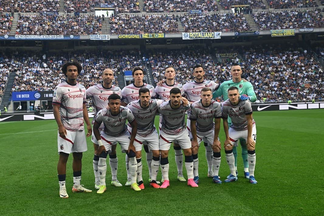 ロレンツォ・デ・シルヴェストリのインスタグラム：「Orgoglioso di essere stato il capitano di questo splendido gruppo a San Siro!  Grande Carattere e Grande Prestazione! Avanti e testa altissima!  #InterBologna #ilovethisgame  ❤️💙⚽️」