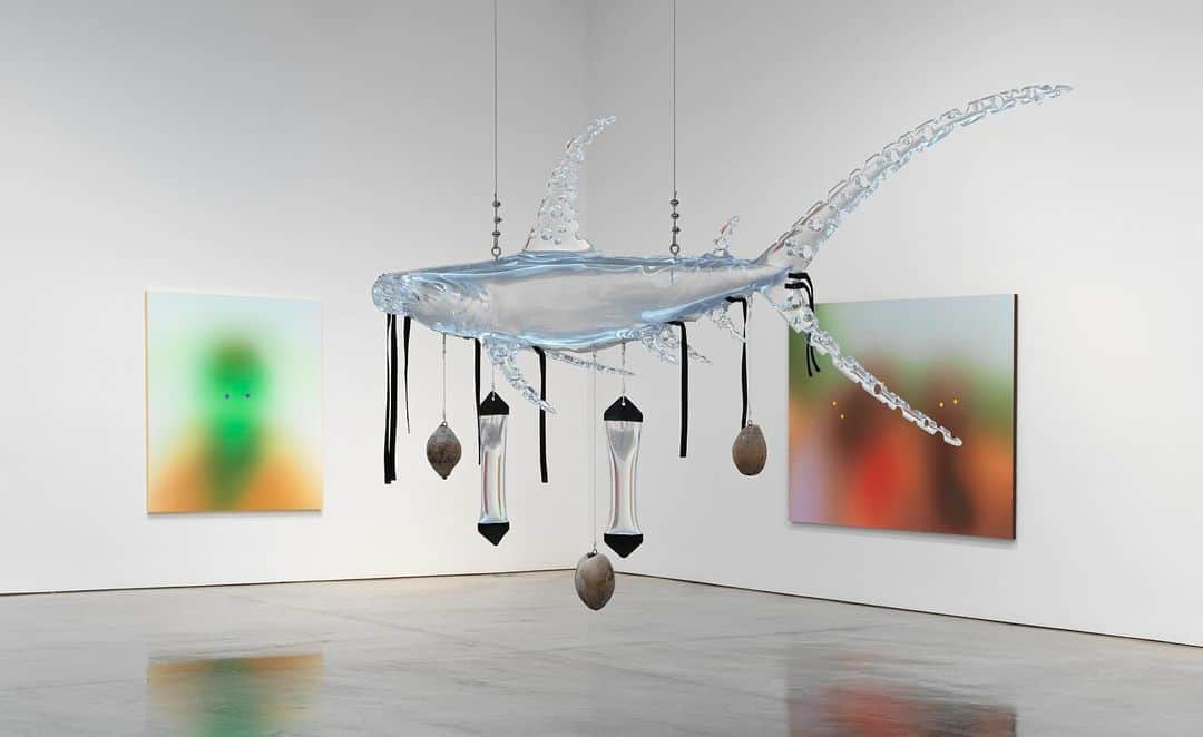 のインスタグラム：「"Susie's Mother Tongue," an exhibition of sculptures and paintings by Ashley Bickerton, is on view through at Gagosian, West 21st Street, New York, through Saturday, October 14. This is the gallery’s first solo exhibition of Bickerton’s work, and the first since Gagosian announced its representation of the artist in 2022.  Originally identified with the Neo-conceptualist/Neo-Geo tendencies of late-1980s New York, Bickerton made his name with ironic, abstracted constructions focused on themes of consumerism, identity, and value. When he relocated to the Indonesian island of Bali in 1993, his work took a self-consciously ironic “exotic” turn, its ornate, crafted look contrasting sharply with the conceptual detachment of the artist’s previous output. Follow the link in our bio for more.  __________ #AshleyBickerton #Gagosian  Installation views, "Ashley Bickerton: Susie's Mother Tongue," Gagosian, West 21st Street, New York, September 8–October 14, 2023. Artwork © Ashley Bickerton. Photos: Rob McKeever」