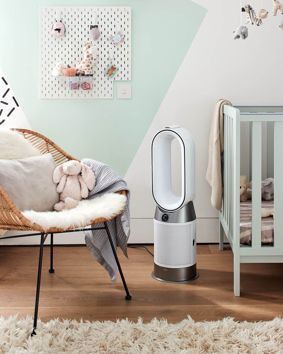 Dysonさんのインスタグラム写真 - (DysonInstagram)「Sweet dreams.  Create the right sleep environment for your little ones with the Dyson Hot+Cool Gen1.  With a powerful stream of purified airflow, it's quick to heat the whole room evenly, when the temperature drops.  Discover more using the link in bio.  #Dyson #DysonHome #DysonPurifier #HotandCool #HomeInpo #DysonTechnology」10月8日 1時15分 - dyson