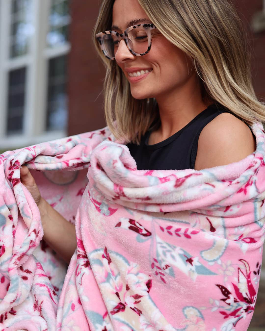 ヴェラブラッドリーのインスタグラム：「Wrap up in a collection that helps save lives. 20% of the purchase price of styles from the Botanical Paisley Collection is donated directly to the Vera Bradley Foundation for Breast Cancer. Click the link in our bio to shop! @verabradleyfoundation 📸: @truthfullycharlie   #breastcancerawareness #pattern #verabradley」