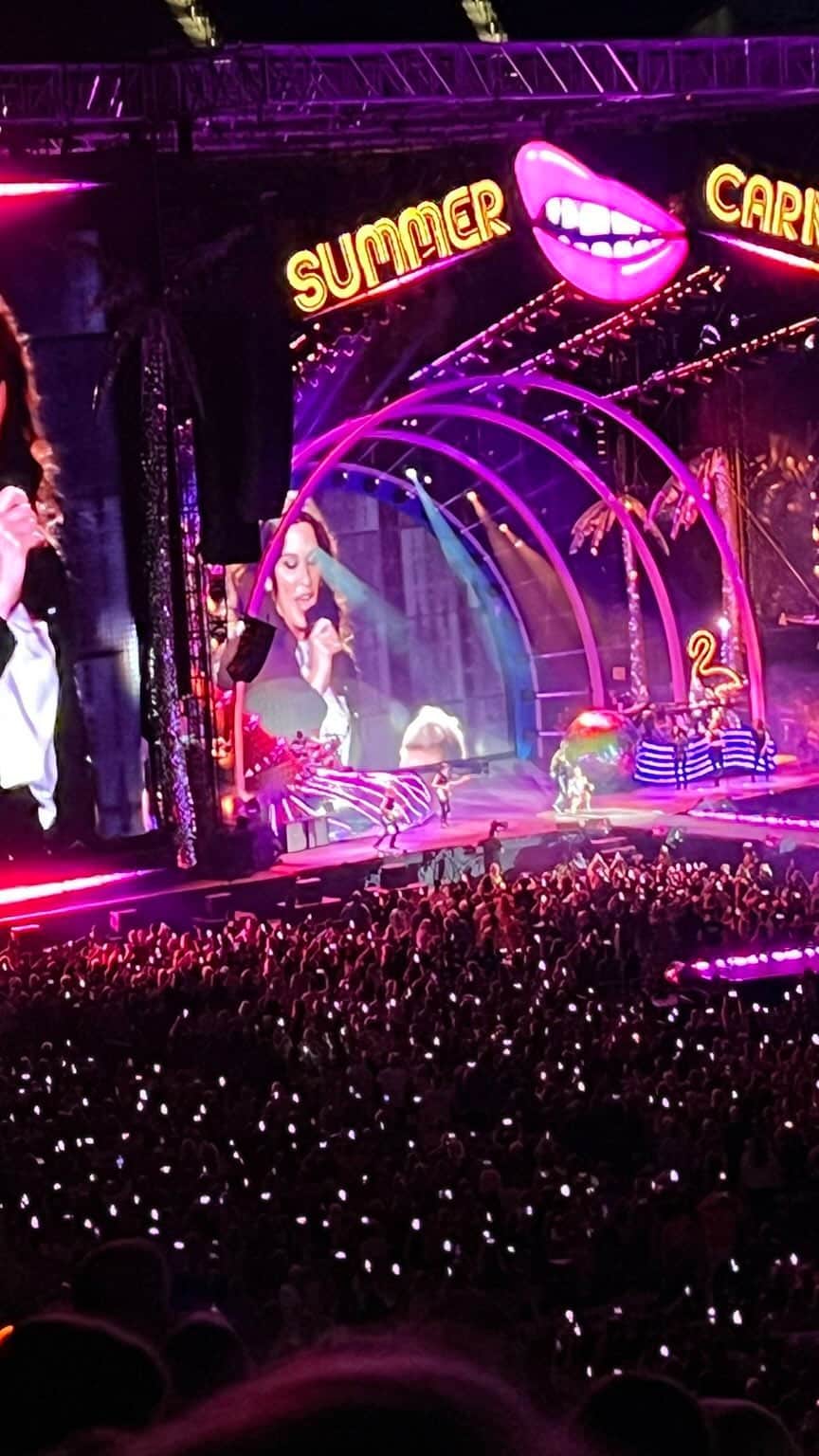 レイチェル・グッドウィンのインスタグラム：「Sometimes life surprises you in the most miraculous of ways. To be here with @alanis, @pink and PAT FUCKING BENATAR?! This was bucket list stuff my friends. It was almost too much to process! I will never get over this night EVER.To be in the presence of these powerhouse women supporting each others talents was just way too beautiful! I’m overwhelmed with gratitude. ♥️💄 #alanismorissette #rachelgoodwinmakeup Hair @marcusrfrancis」