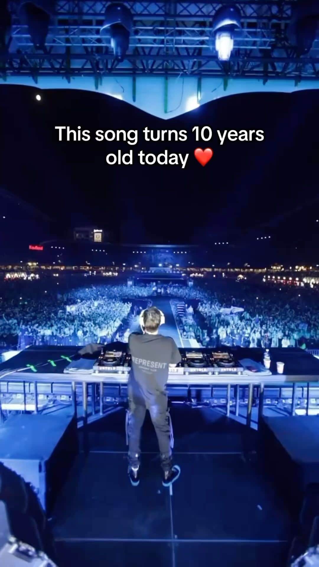 アレッソのインスタグラム：「10 years ago I was djing at LIV in Miami And @calvinharris was there. He came down to the booth and we decided to work on something together. Shortly after that night I sent him an idea. He wrote a top line that was so unique. The week after I flew to London to record it with him and @theohurts . It’s my first UK number 1. The rest is history」