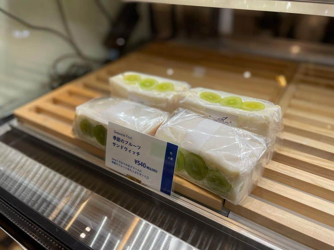 松浦まりなさんのインスタグラム写真 - (松浦まりなInstagram)「エイミーサンドウィッチ🥪  🍚東京都新宿区西新宿１丁目１−５　ルミネ新宿ルミネ１　B2階  にあるよ😆☀️  見た目も美しい断面！ 具はどれも奥までぎっしりあって ボリュームがあるし、食べ応えある！ カツ系や玉子系のものは男性も満足できる👨‍🍼  イートインもあり、テイクアウト🥡もあり😆 他にも種類沢山あって迷った〜✨ デザート系もあったからオヤツにもよき🍁  PR @eimysandwich #eimysandwichルミネ新宿店 #eimysandwich #プレミアムサンドウィッチ #サンドウィッチ専門店 #新宿パン #新宿パン屋 #新宿ランチ #新宿テイクアウト」10月8日 1時34分 - matsuura.marina