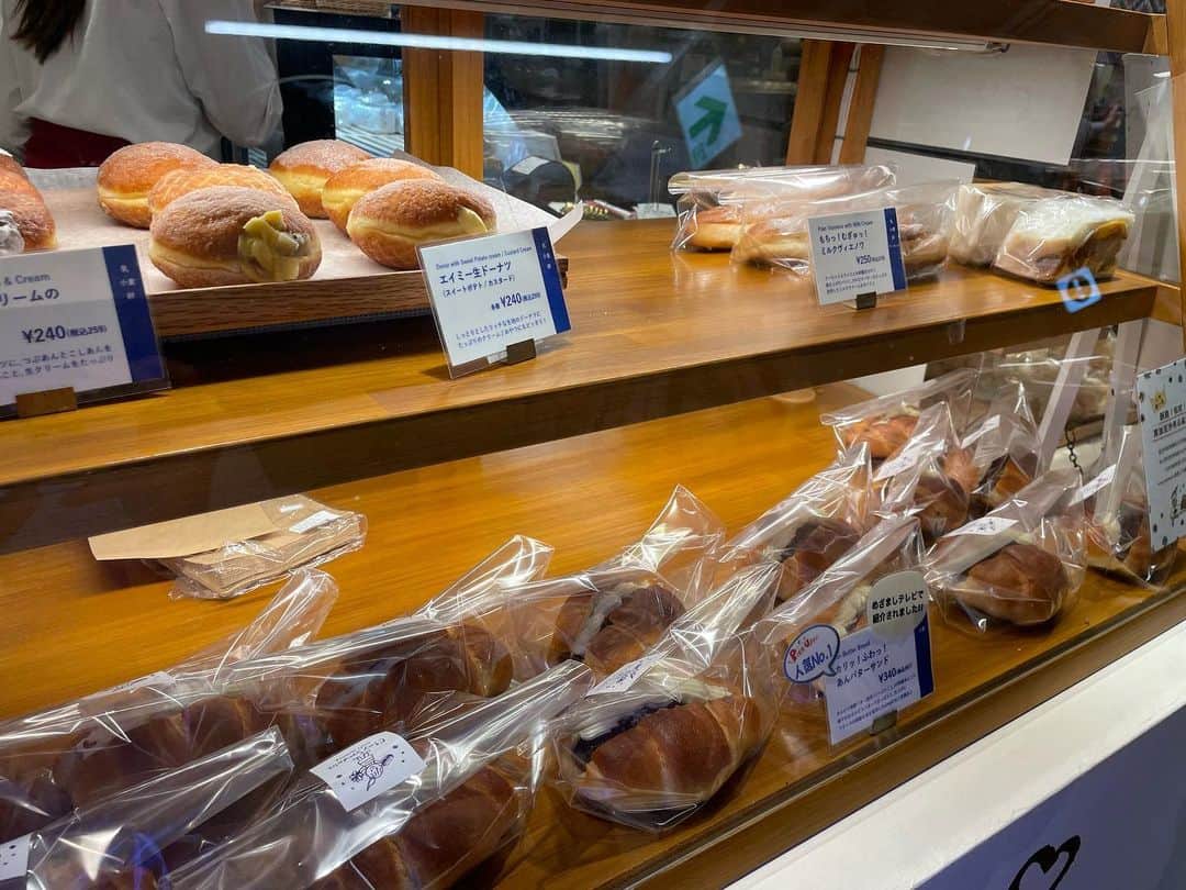 松浦まりなさんのインスタグラム写真 - (松浦まりなInstagram)「エイミーサンドウィッチ🥪  🍚東京都新宿区西新宿１丁目１−５　ルミネ新宿ルミネ１　B2階  にあるよ😆☀️  見た目も美しい断面！ 具はどれも奥までぎっしりあって ボリュームがあるし、食べ応えある！ カツ系や玉子系のものは男性も満足できる👨‍🍼  イートインもあり、テイクアウト🥡もあり😆 他にも種類沢山あって迷った〜✨ デザート系もあったからオヤツにもよき🍁  PR @eimysandwich #eimysandwichルミネ新宿店 #eimysandwich #プレミアムサンドウィッチ #サンドウィッチ専門店 #新宿パン #新宿パン屋 #新宿ランチ #新宿テイクアウト」10月8日 1時34分 - matsuura.marina
