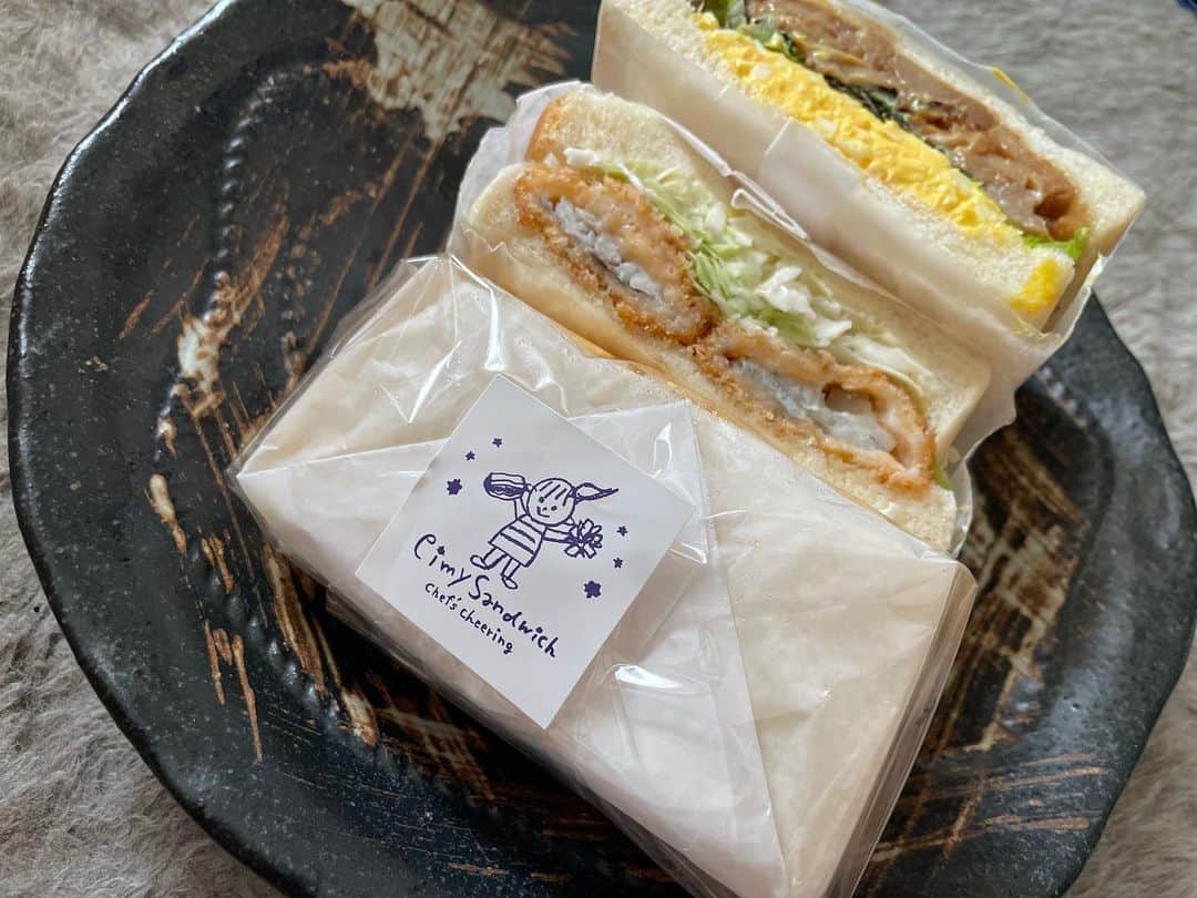 松浦まりなのインスタグラム：「エイミーサンドウィッチ🥪  🍚東京都新宿区西新宿１丁目１−５　ルミネ新宿ルミネ１　B2階  にあるよ😆☀️  見た目も美しい断面！ 具はどれも奥までぎっしりあって ボリュームがあるし、食べ応えある！ カツ系や玉子系のものは男性も満足できる👨‍🍼  イートインもあり、テイクアウト🥡もあり😆 他にも種類沢山あって迷った〜✨ デザート系もあったからオヤツにもよき🍁  PR @eimysandwich #eimysandwichルミネ新宿店 #eimysandwich #プレミアムサンドウィッチ #サンドウィッチ専門店 #新宿パン #新宿パン屋 #新宿ランチ #新宿テイクアウト」
