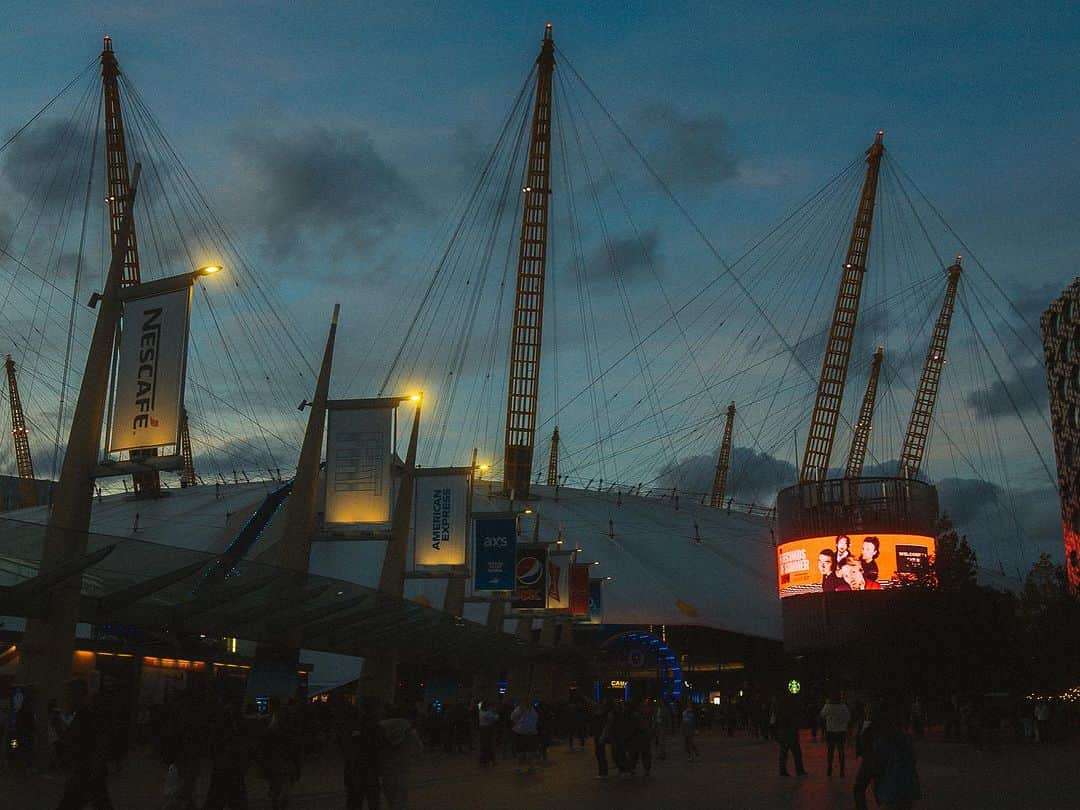 5 Seconds of Summerさんのインスタグラム写真 - (5 Seconds of SummerInstagram)「One of the best nights of our lives tysm London 🖤 @theo2london」10月8日 1時29分 - 5sos