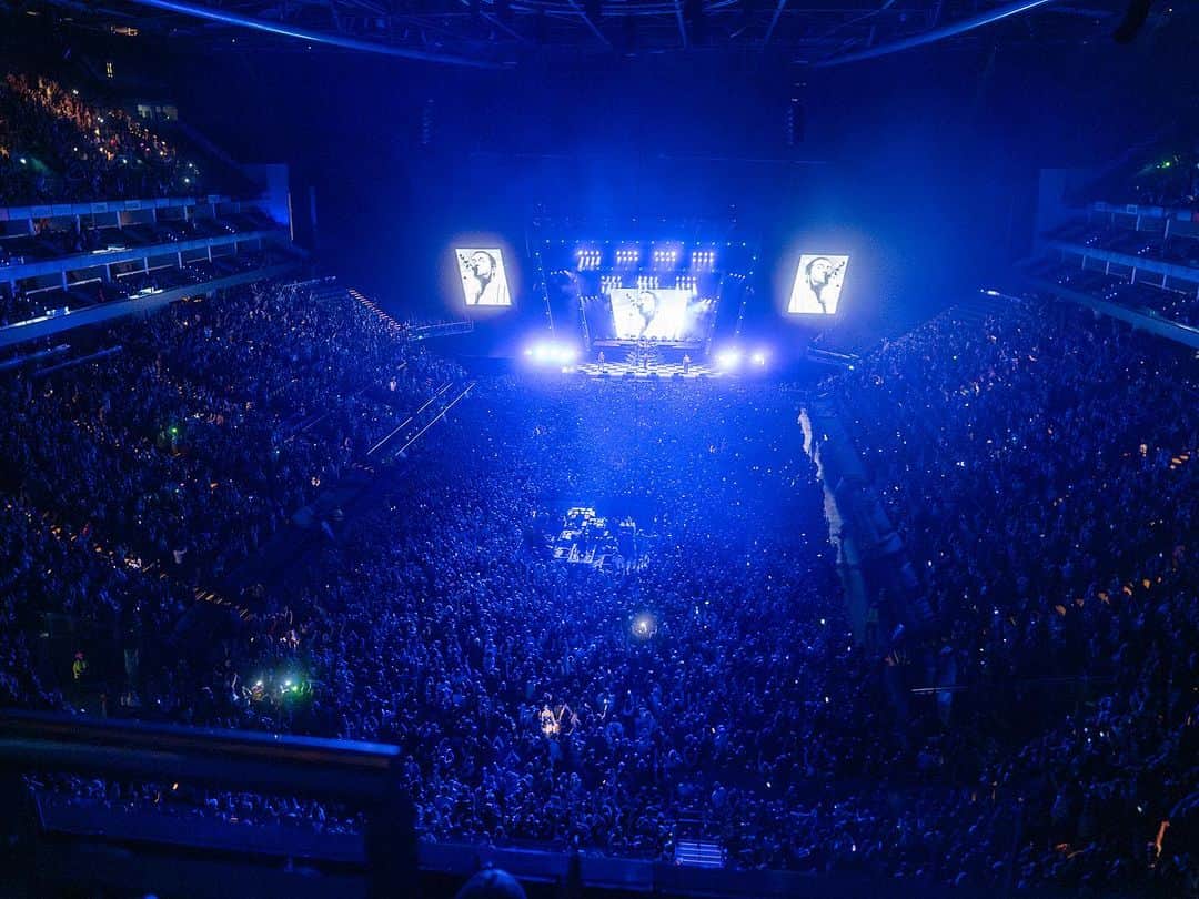5 Seconds of Summerさんのインスタグラム写真 - (5 Seconds of SummerInstagram)「One of the best nights of our lives tysm London 🖤 @theo2london」10月8日 1時29分 - 5sos