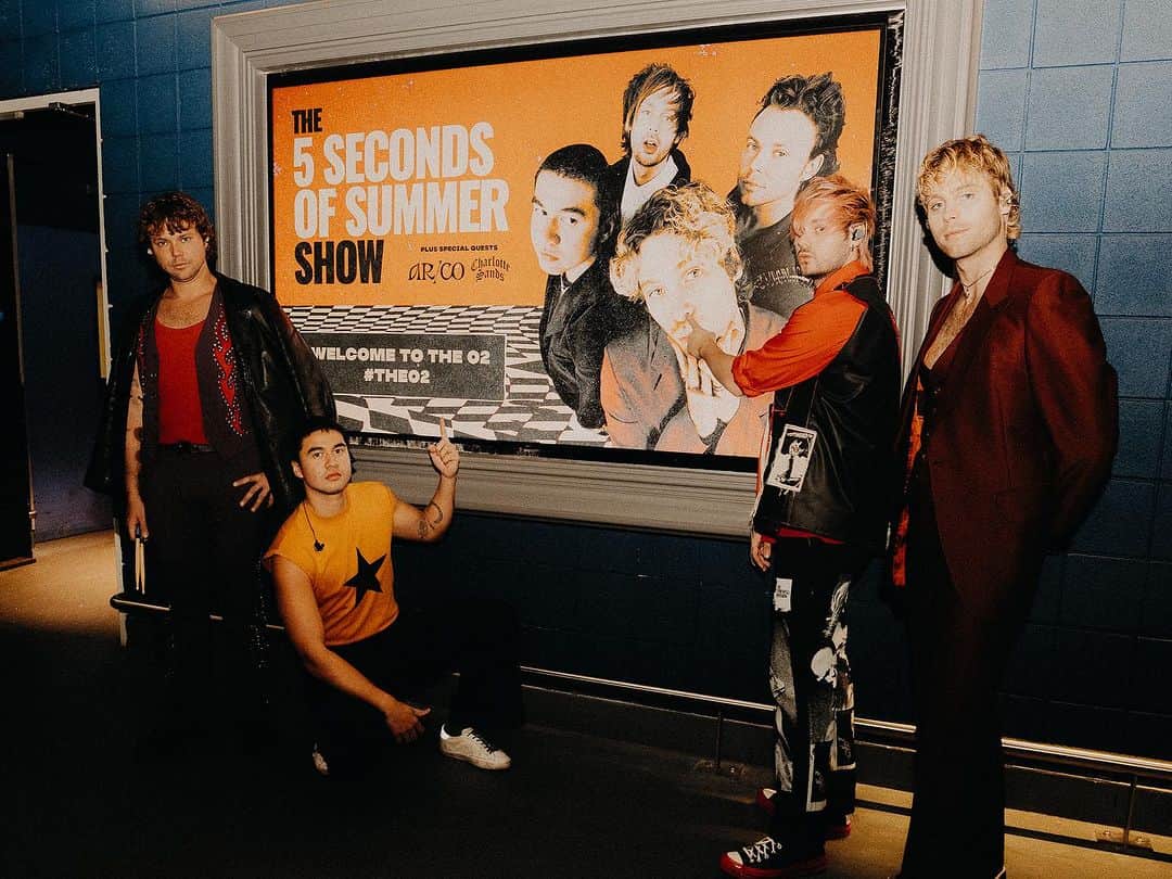 5 Seconds of Summerさんのインスタグラム写真 - (5 Seconds of SummerInstagram)「One of the best nights of our lives tysm London 🖤 @theo2london」10月8日 1時29分 - 5sos