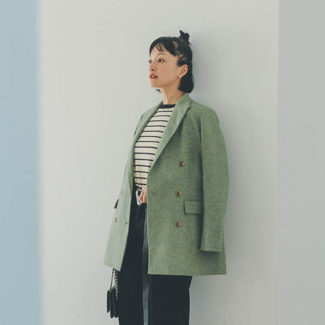 オブレクトのインスタグラム：「Miyako Takayama × oblekt 🌿  高山都さんとの秋の最新コラボアイテム、大変ご好評いただきありがとうございます✨  こちらはツィードジャケット Color. グリーン / グレー ￥25,300(税込)  どんな体系のお客様でも綺麗に着こなせるように、すっきりとしたシャープな肩のシルエット、ゆとりがありつつも細身のラインにこだわった、オブレクト定番のジャケットです🌿 ダブルブレスト、ピークドラペル、スコッチボタンでマニッシュな印象ながらも上品に仕上げています✨ 秋冬シーズンを盛り上げてくれるツィード素材は、ベーシックに使えるチャコールグレーと、コーディネートのポイントになる華やかなグリーンの２色展開です。  詳しくはoblekt 公式オンラインストアをご覧ください🌿  #oblekt #オブレクト #高山都 さん」