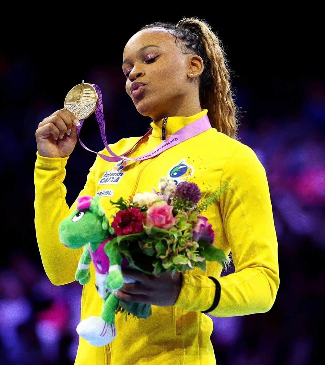 レベッカ・アンドラーデのインスタグラム：「Cara…Impossível deitar a cabeça no travesseiro todas as noites e não agradecer a Deus! To muito feliz🥹, obrigada! 🥇🙏🏽💪🏽❤️」