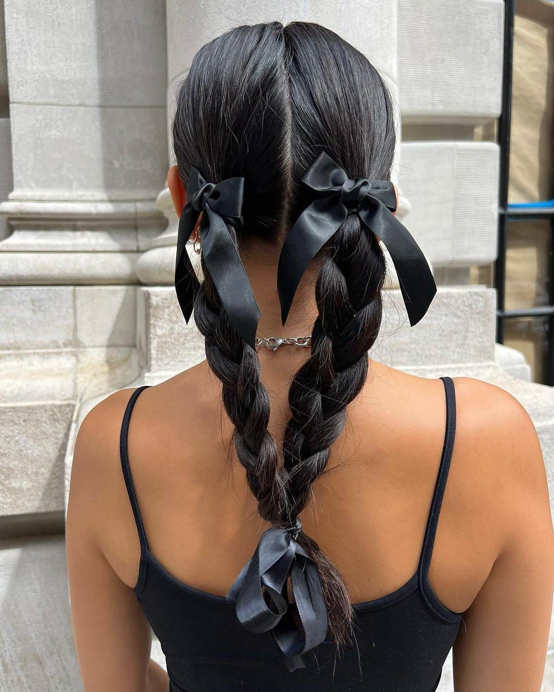 WHO WHAT WEARさんのインスタグラム写真 - (WHO WHAT WEARInstagram)「The beauty trend that popped up again and again at this year's #NYFW? Hair ribbons. The look was arguably popularized within the fashion space by the @sandyliang F/W 23 collection, and models and It girls alike have been playfully adorned with ribbons in all shapes and sizes both on and off the runway ever since. For more high-fashion hair inspo and coveted accessories you need to re-create the ribbon hair trend this fall, head to the link in bio. photos: @haileybieber @amaka.hamelijnck @hoskelsa @vivian.yrl @matildadjerf」10月8日 1時44分 - whowhatwear