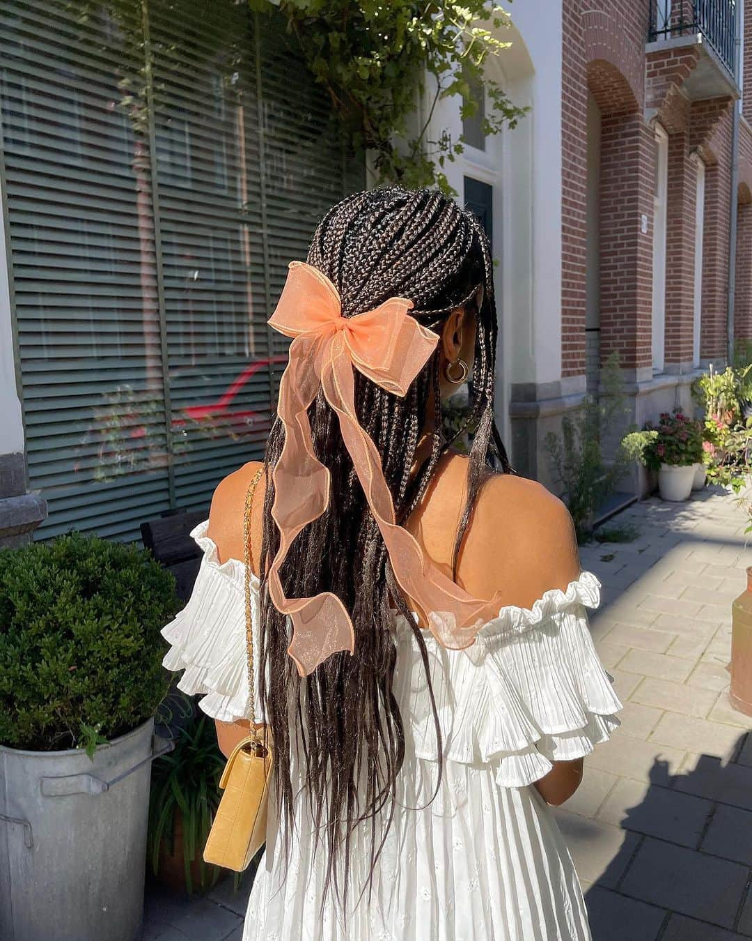 WHO WHAT WEARさんのインスタグラム写真 - (WHO WHAT WEARInstagram)「The beauty trend that popped up again and again at this year's #NYFW? Hair ribbons. The look was arguably popularized within the fashion space by the @sandyliang F/W 23 collection, and models and It girls alike have been playfully adorned with ribbons in all shapes and sizes both on and off the runway ever since. For more high-fashion hair inspo and coveted accessories you need to re-create the ribbon hair trend this fall, head to the link in bio. photos: @haileybieber @amaka.hamelijnck @hoskelsa @vivian.yrl @matildadjerf」10月8日 1時44分 - whowhatwear