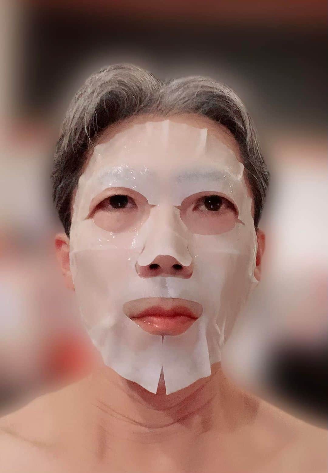 火口秀幸のインスタグラム：「御礼  改めまして 沢山の皆様からのお祝い、メッセージ プレゼント、なんだか申し訳ないぐらいに 本当に幸せ者でございます。  いくつになっても  嬉しいもので、 心底 照れてしまう 喜びでございます。  奇跡的にも まだ生かされていて、 と、なると　まだまだ やるべきをやる事が あり、 なんだか慢心してないで しっかり頑張らないと 天からドヤされそうな気もしますので、 出来る限りながら、この道を 全うする事が 使命かと思い込んで進みたい所存です。  ダンス、芸術、と考えた時 正解か、不正解か、は実のところ 決まってない様な世界でございますし 考え過ぎたら分からなくなる事も多いので あまり 考え過ぎずに  切り開く、開拓、 未だ見ぬ世界への好奇心 という部分に目を向け 何らか、50年後の世界の足しに  なっていたならば、それは 正解なんだ、 なんて、思い込みながら　 相変わらず生きて参ろうと思います。  ひとりの人間に ご縁を持ってくださり  優しくしてくれたり 時には文句も言って頂き また、ジョークで笑い合い また辛い時期や 時には共に 涙したり 色んな事、、  全部含めて生きてる、喜びでございます。 真心を 死ぬまで 決して忘れませんが、 ボケたら、忘れるのですみません　  本当に、 ありがとうございました。🙏🙏🙏  　　　　　　　　　　火口秀幸 HideboH p.s ところで、 56歳になり、パックをはじめました 🤣」