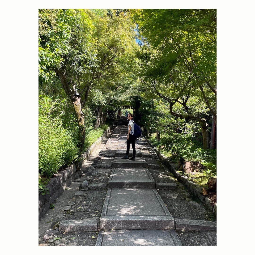 大石参月さんのインスタグラム写真 - (大石参月Instagram)「ちゃんとお仕事じゃなく 京都へ行ったのは修学旅行以来かな。 金閣寺に圧倒さて ねね様の道をゆったり歩いて 修学旅行ぶりの清水寺 みんなに勧められて行った 千本鳥居⛩️ 思ってた50倍ぐらい疲れたけど 降りてきたら気持ちがスッキリ。 お寺とか神社とかすきな私は こんな場所でヨガとかしたいなー なんて考えながら 帰ってきました🧘 国内旅行もらたのしいね！  あ！海外旅行のもupしなきゃっ🙇‍♀️」10月8日 1時55分 - ohishi_mitsuki