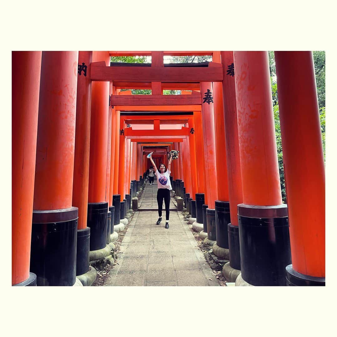 大石参月さんのインスタグラム写真 - (大石参月Instagram)「ちゃんとお仕事じゃなく 京都へ行ったのは修学旅行以来かな。 金閣寺に圧倒さて ねね様の道をゆったり歩いて 修学旅行ぶりの清水寺 みんなに勧められて行った 千本鳥居⛩️ 思ってた50倍ぐらい疲れたけど 降りてきたら気持ちがスッキリ。 お寺とか神社とかすきな私は こんな場所でヨガとかしたいなー なんて考えながら 帰ってきました🧘 国内旅行もらたのしいね！  あ！海外旅行のもupしなきゃっ🙇‍♀️」10月8日 1時55分 - ohishi_mitsuki