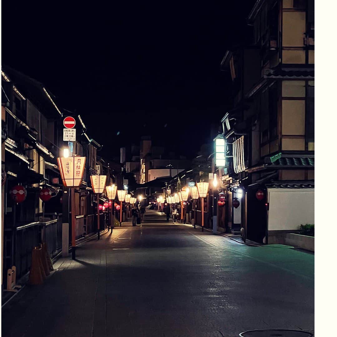 大石参月さんのインスタグラム写真 - (大石参月Instagram)「ちゃんとお仕事じゃなく 京都へ行ったのは修学旅行以来かな。 金閣寺に圧倒さて ねね様の道をゆったり歩いて 修学旅行ぶりの清水寺 みんなに勧められて行った 千本鳥居⛩️ 思ってた50倍ぐらい疲れたけど 降りてきたら気持ちがスッキリ。 お寺とか神社とかすきな私は こんな場所でヨガとかしたいなー なんて考えながら 帰ってきました🧘 国内旅行もらたのしいね！  あ！海外旅行のもupしなきゃっ🙇‍♀️」10月8日 1時55分 - ohishi_mitsuki