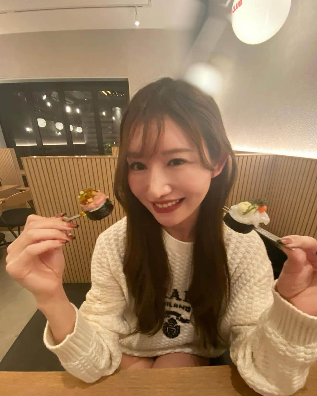 星奈あいさんのインスタグラム写真 - (星奈あいInstagram)「赤坂にある L.A club sushi time (@laclub_sushitime)さん=͟͟͞͞🍣  映えるᔆᵘᙚᑋⁱロールが 種類豊富ですごく可愛くて美味しい💓💓  ピザやらーめんもあって わいわいいろんな味を楽しめるのが幸福度高いです⟡.· 私のお気に入りはイカ明太っ、  隣にはディップサンドイッチのお店もあって 次回はそっちにもいきたーい💓  #赤坂 #赤坂グルメ  #寿司ロール #Sushi #🍣ᔆᵘᙚᑋⁱ🍣ᔆᵘᴷⁱ #星奈あい」10月8日 12時30分 - hoshina_r18