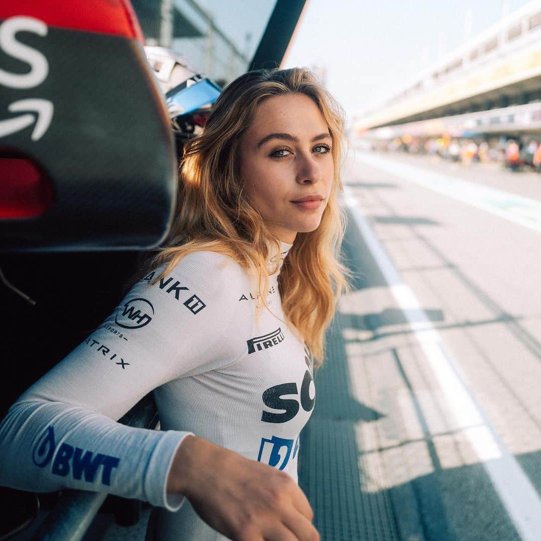 のインスタグラム：「Happy Saturday friendos 😃 Travelled back home, unpacked, washed my stuff, wrote some reports and chilling on the sofa since then watching f1 and Netflix 😅 // 📸 x @janbeyer // #sophia #sophia99 #racegirl #racing #motorsport #changeagent #soptimism #unscripted」