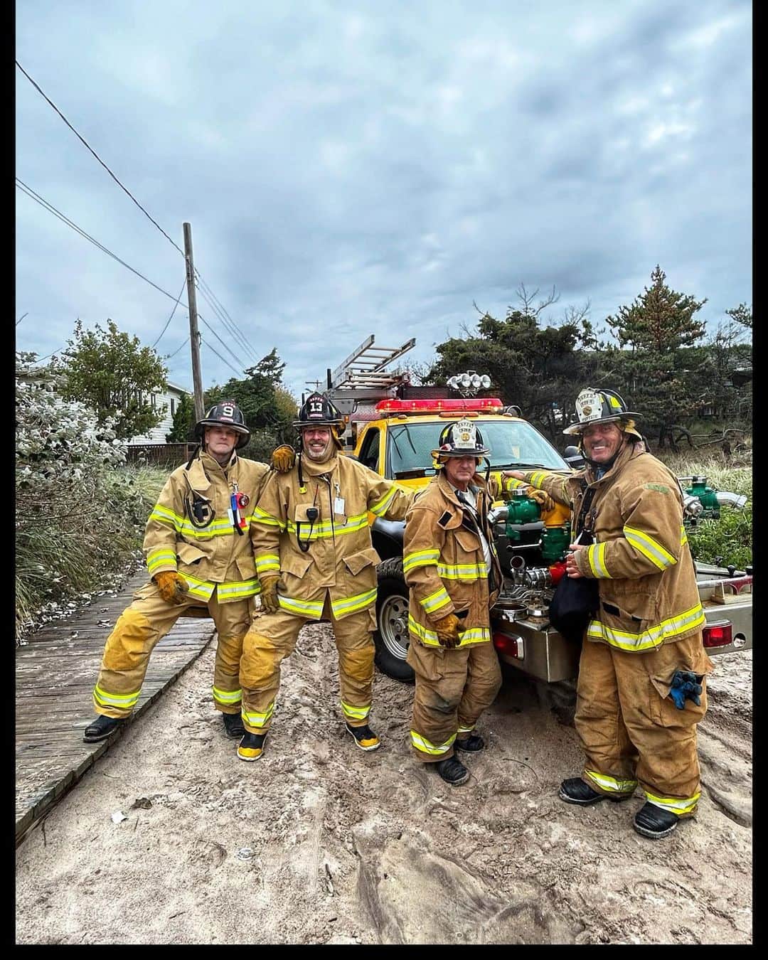 ジョニー・リー・ミラーのインスタグラム：「Saturday drills. Just a quick 4 1/2 connection to hydrant and ran the cross lay to the beach. You know how it is. #firefighter」