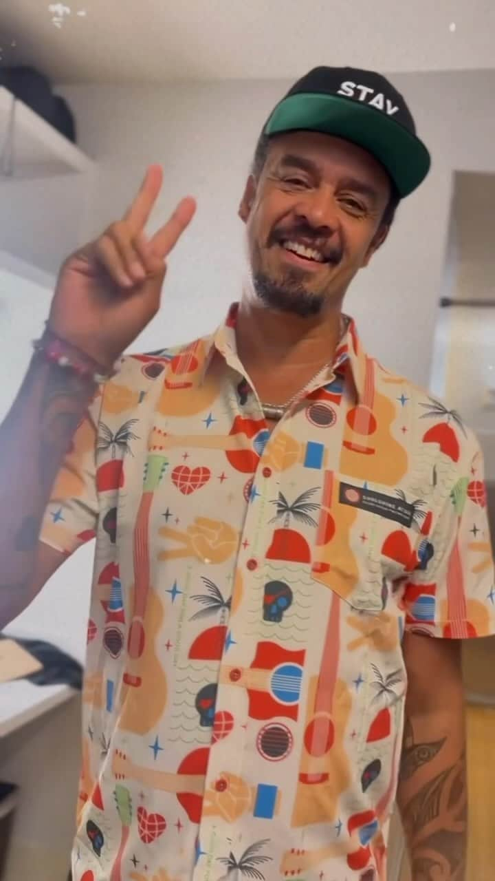 マイケル・フランティのインスタグラム：「Y’ALL! I just got my hands on the 🚨SPECIAL EDITION SOULSHINE AT SEA SHIRT!!!!🚨   I can’t WAIT to be rocking out in this fresh, fun, epic button-down on the @soulshineatsea CRUISE!!!! 🚢⚓️💛🫶🏾  Carl loves it too. It’s Carl “Forever” Young approved 🤣  There’s only 300 TOTAL so RUN (don’t walk) to my link in bio to get YOURS! 🔥🔥‼️‼️⚓️⚓️🙏🏾🙌🏾  ALSO - there are only 24 (‼️) CABINS LEFT on the cruise so SIGN UP NOW and don’t miss out on the fun!!!! See y’all in 28 days 🫶🏾  #michaelfranti #merch #soulshineatsea #cruise #specialedition」