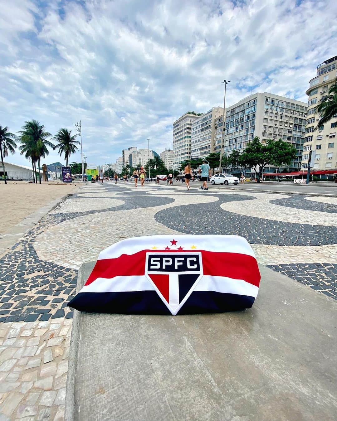 São Paulo FCさんのインスタグラム写真 - (São Paulo FCInstagram)「O Rio de Janeiro ainda mais lindo com o nosso manto!   ❤️🤍🖤  #VamosSãoPaulo 🇾🇪」10月8日 2時01分 - saopaulofc