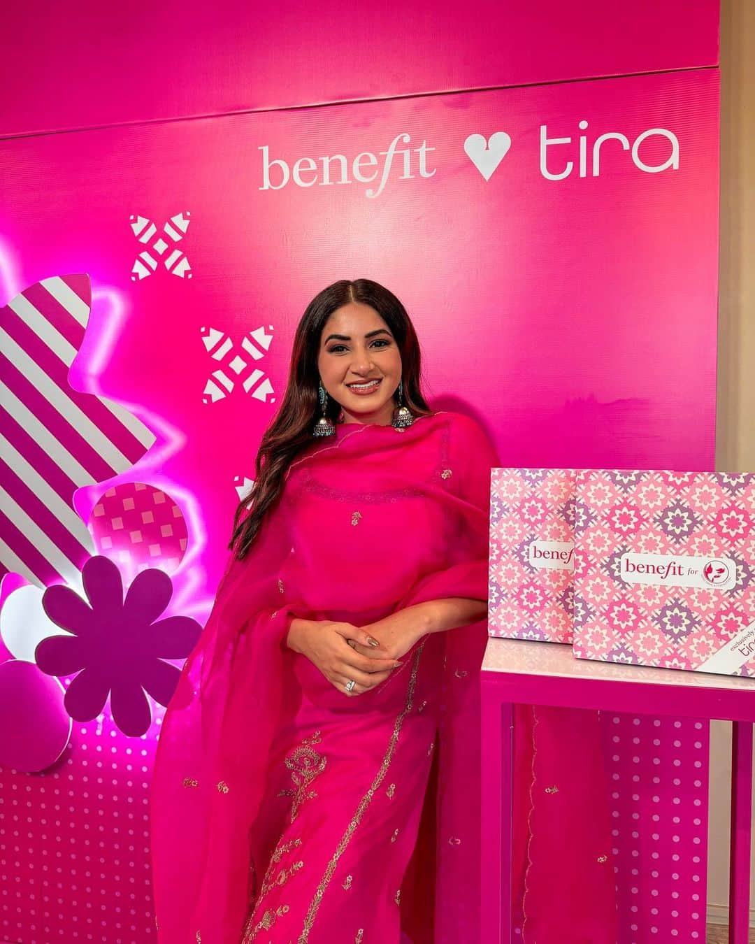 Aashna Shroffさんのインスタグラム写真 - (Aashna ShroffInstagram)「We celebrated the launch of our @benefitindia x @mynamahila limited edition festive kits, and it was the most special evening, with the loveliest people 🥰  If you haven’t checked out the kits yet on @tirabeauty @mynykaa and @sephora_india, make sure you get your hands on them now, and let’s #ShareTheLight together 🩷✨」10月8日 2時02分 - aashnashroff