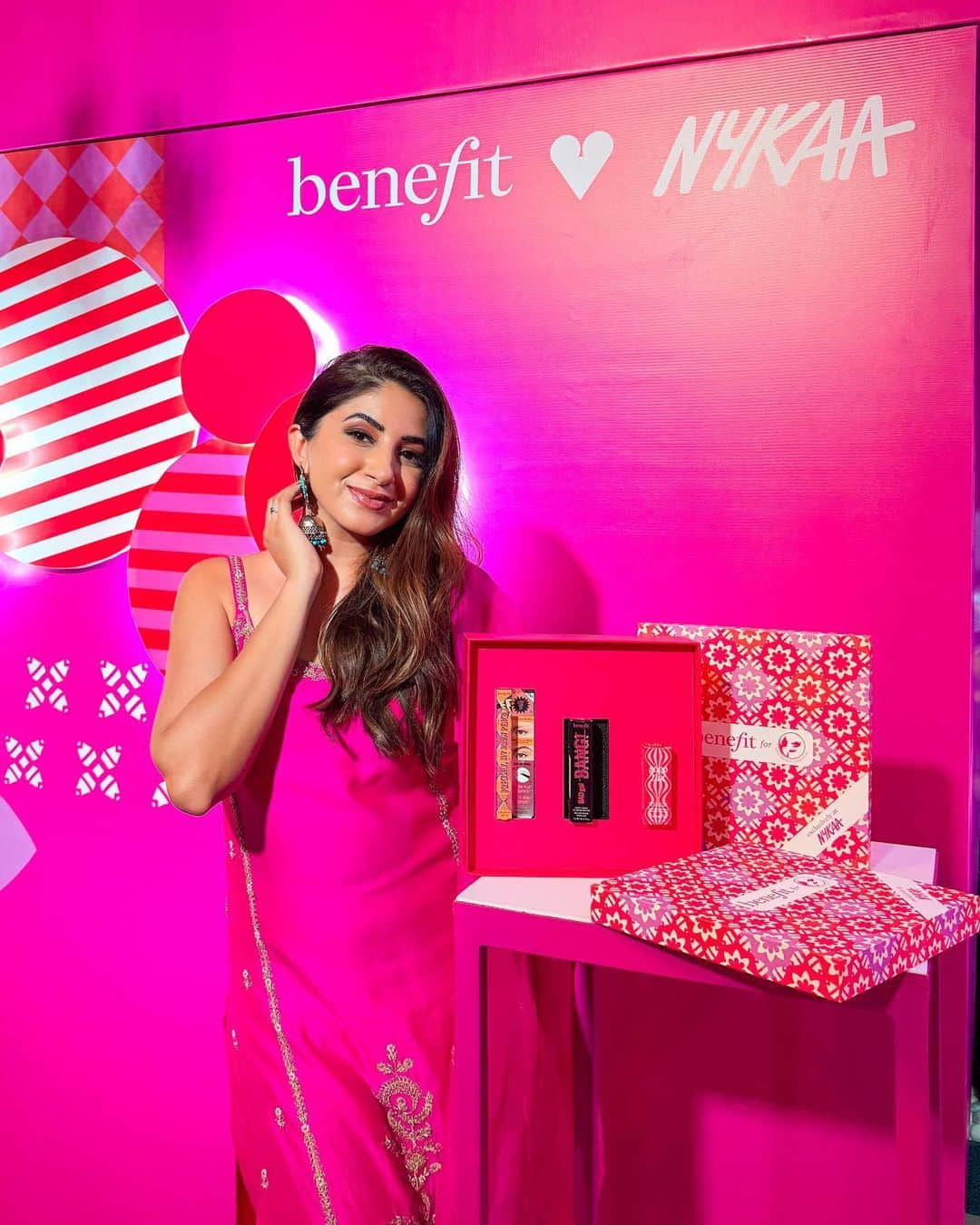 Aashna Shroffさんのインスタグラム写真 - (Aashna ShroffInstagram)「We celebrated the launch of our @benefitindia x @mynamahila limited edition festive kits, and it was the most special evening, with the loveliest people 🥰  If you haven’t checked out the kits yet on @tirabeauty @mynykaa and @sephora_india, make sure you get your hands on them now, and let’s #ShareTheLight together 🩷✨」10月8日 2時02分 - aashnashroff