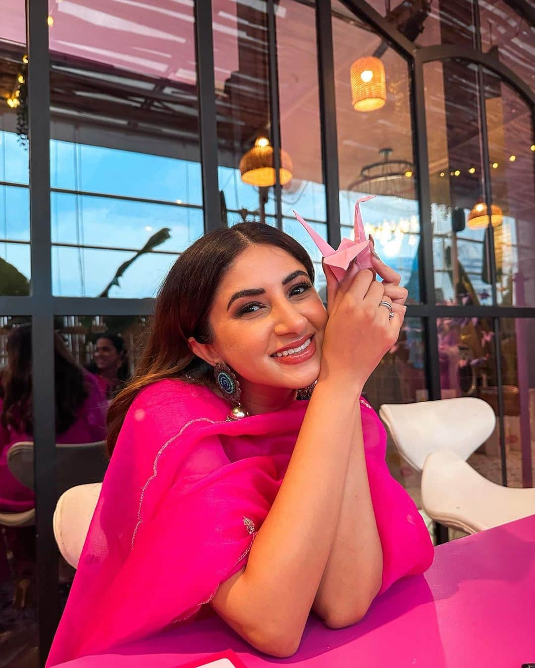 Aashna Shroffのインスタグラム：「We celebrated the launch of our @benefitindia x @mynamahila limited edition festive kits, and it was the most special evening, with the loveliest people 🥰  If you haven’t checked out the kits yet on @tirabeauty @mynykaa and @sephora_india, make sure you get your hands on them now, and let’s #ShareTheLight together 🩷✨」